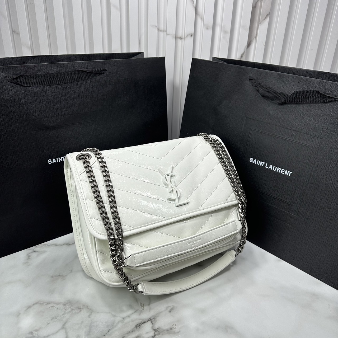 medium YSL Niki shoulder bag 11" กระเป๋าสะพายทรงคลาสสิค รุ่นยอดนิยมของแบรนด์ที่ใครๆก็ต้องมีใช้ ดีไซน์เรียบหรู
