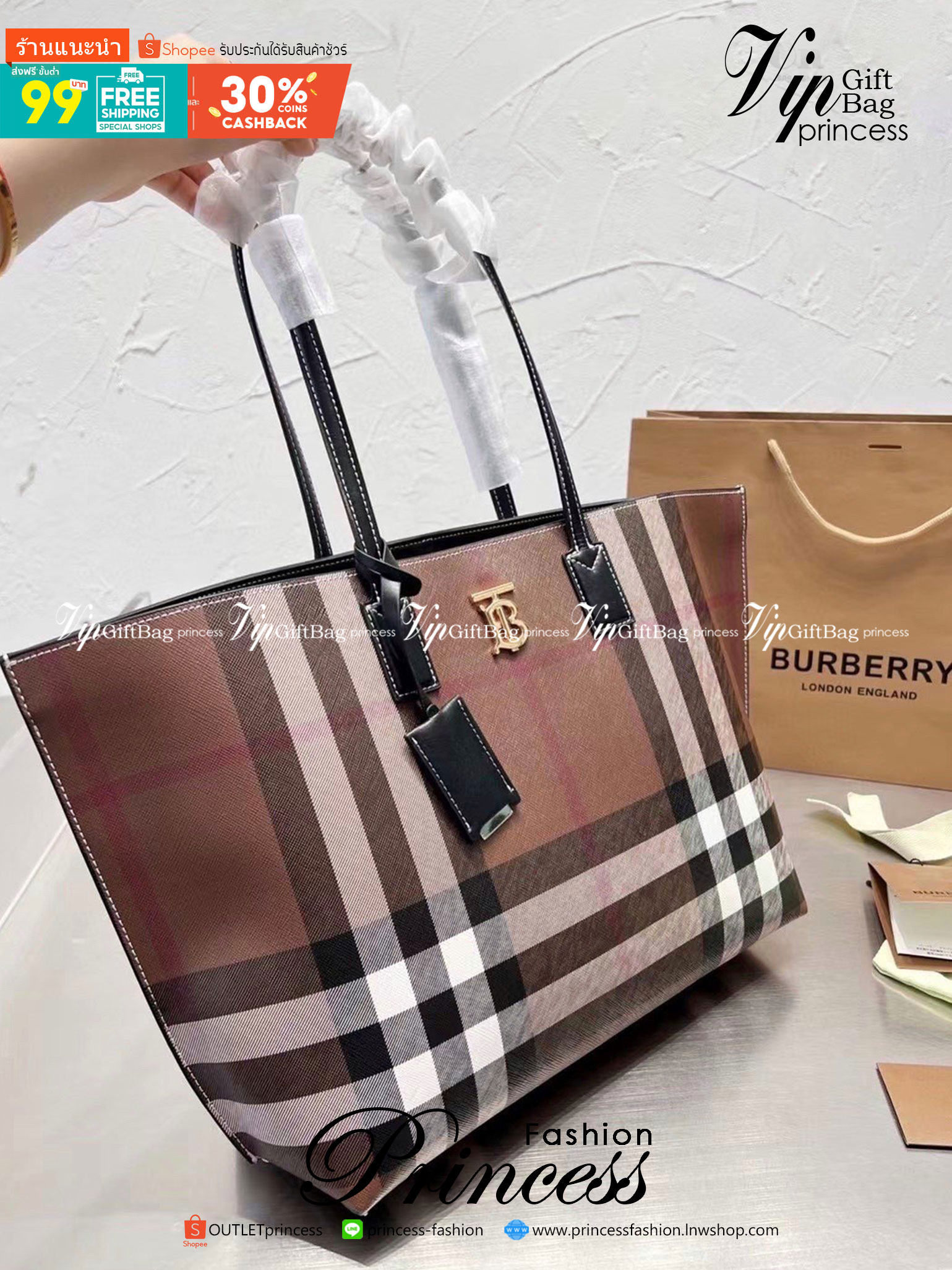 Burberry Check Leather Medium Tote / Burberry Tote Bag กระเป๋าช้อปปิ้งทรงโท้ท ใบใหญ่ หน้าติดอะไหล่แบรนด์สีทอง ช่องกว้างใช้งานง่าย ใส่ของได้เยอะเลยค่ะโดดเด่นด้วยลวดลายคลาสสิก วัสดุผ้าแคนวาส ภายในโล่งกว้างมาก ใส่ของได้สบาย หิ้วไปเที่ยวต่างจังหวัด สะพายไปต่า