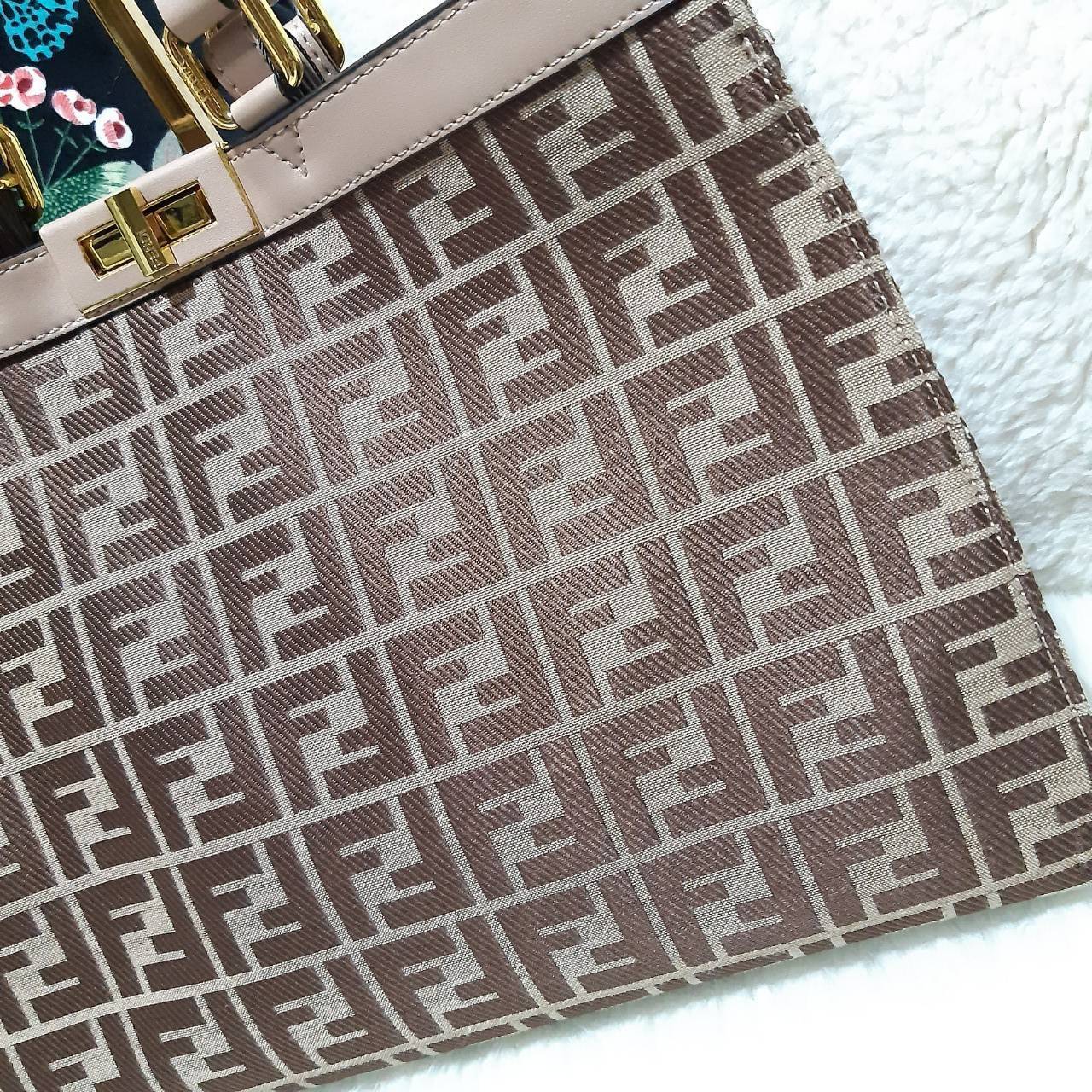 พรีเมี่ยมกิ๊ฟแท้ 100% 】FENDI NEW TOTE GIFT BAG กระเป๋าถือ/สะพายไหล่ น้ำหนักเบา ทรงสวย หรู ดูแพงเกินเบอร์!!