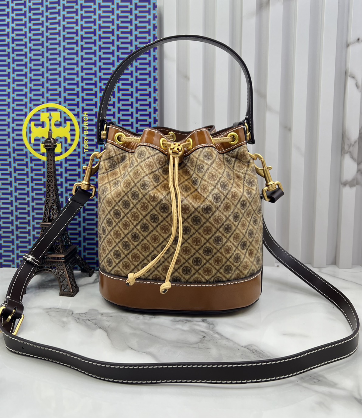 TOP ORI หนังแท้ | เกรดดีสุด TORY BURCH T Monogram Calf Hair Bucket Bag caramel brown colour-block panelled design ใหม่ล่าสุดได้สวยก่อนใคร กับกระเป๋าบัคเก็ตยอดฮิตดีไซน์ใหม่ แต่งโลโก้ด้วยขนเฟอร์สวยหรู โทนสีน้ำตาลขับผิว