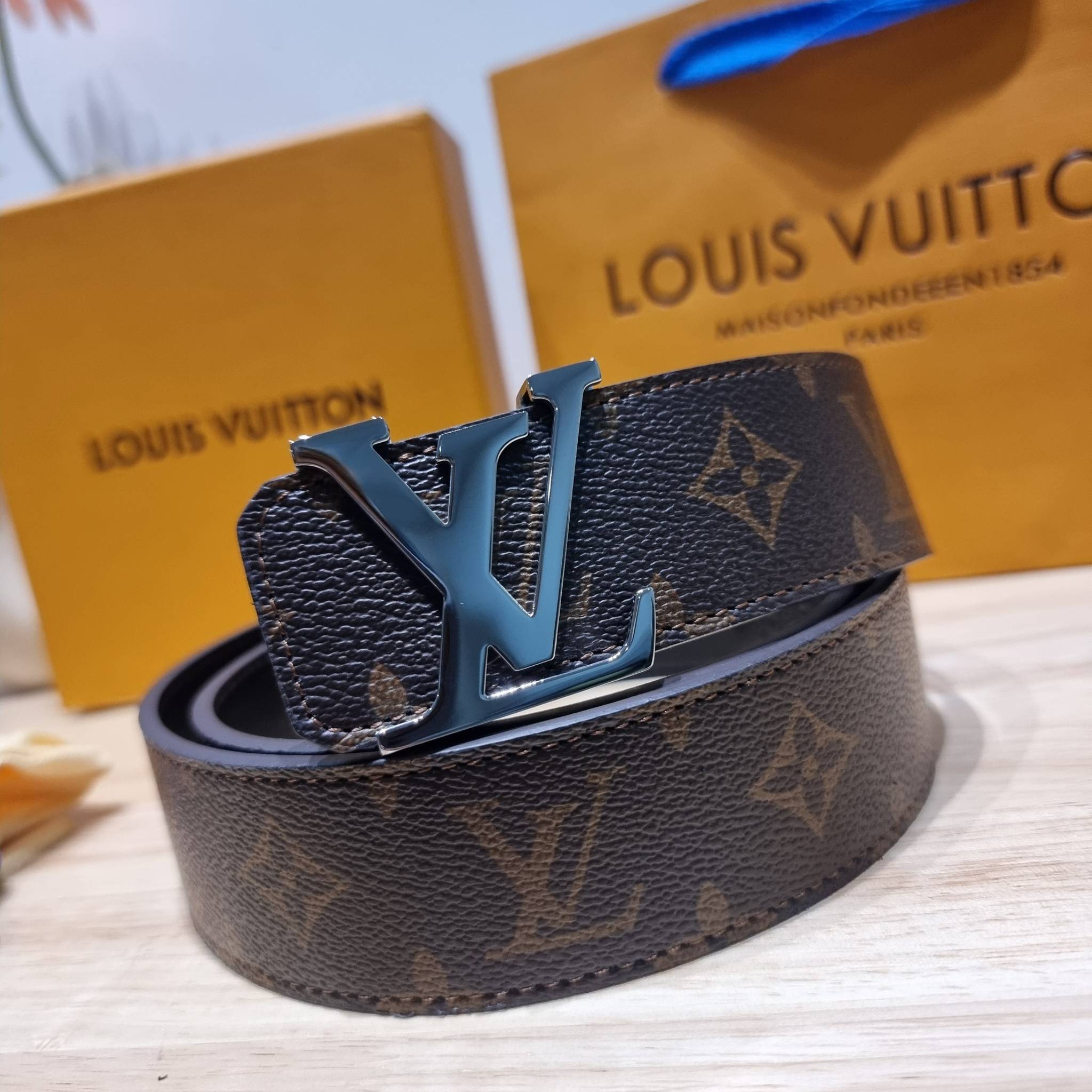 LV Belt Monogram / Silver- Gold เข็มขัดสุดคลาสสิค เรียบง่าย ผู้ดี เป็นซิกเนเจอร์ ด้วยดีไซน์ที่เป็นอมตะ หัวเข็มขัด solid steel อะไหล่ทองและอะไหล่เงินโดดเด่น