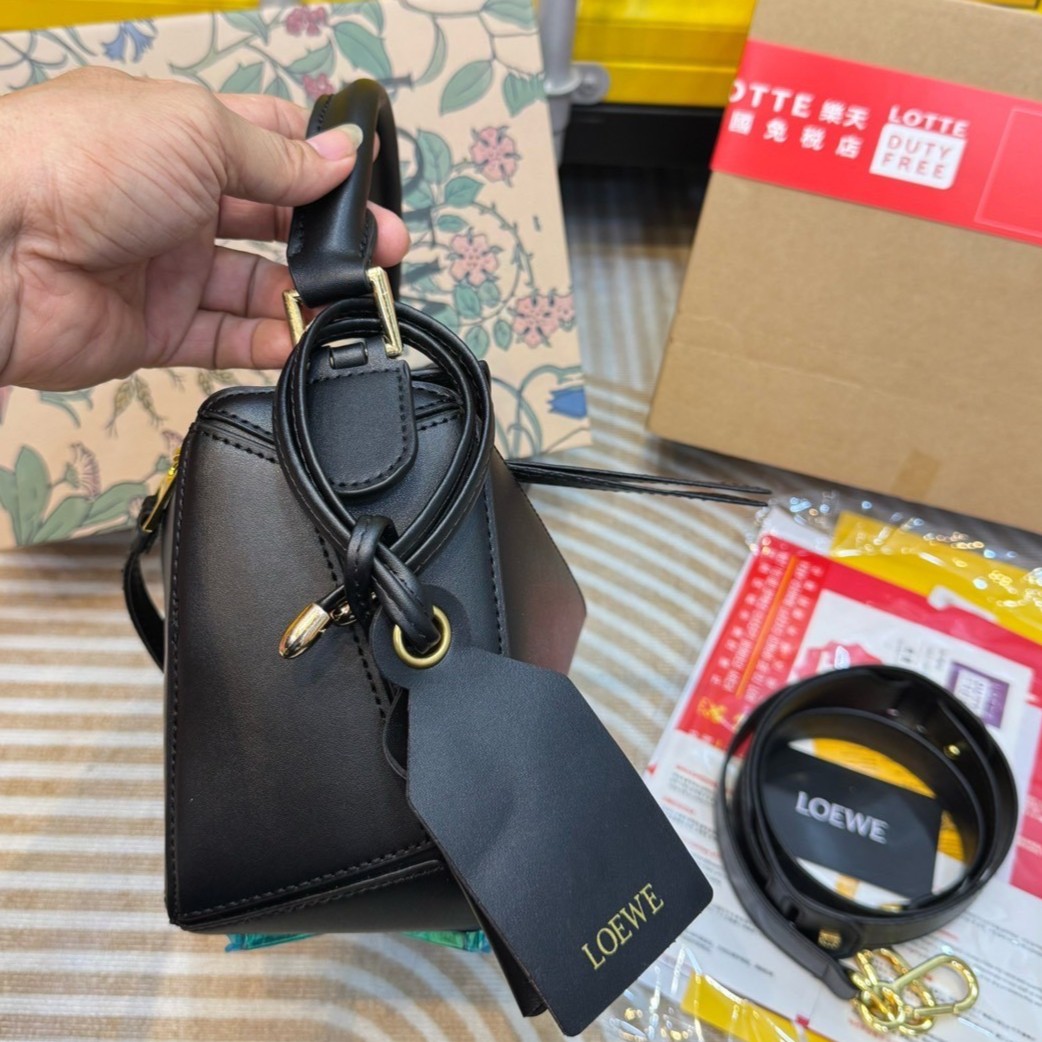 Loewe Puzzle bag กระเป๋าสะพายข้างทรงกล่อง สุดยอดแบรนด์ที่ดีไซน์เป็นเอกลักษณ์ โดดเด่น สวยหรู สไตล์พัซเซิลคลาสสิค