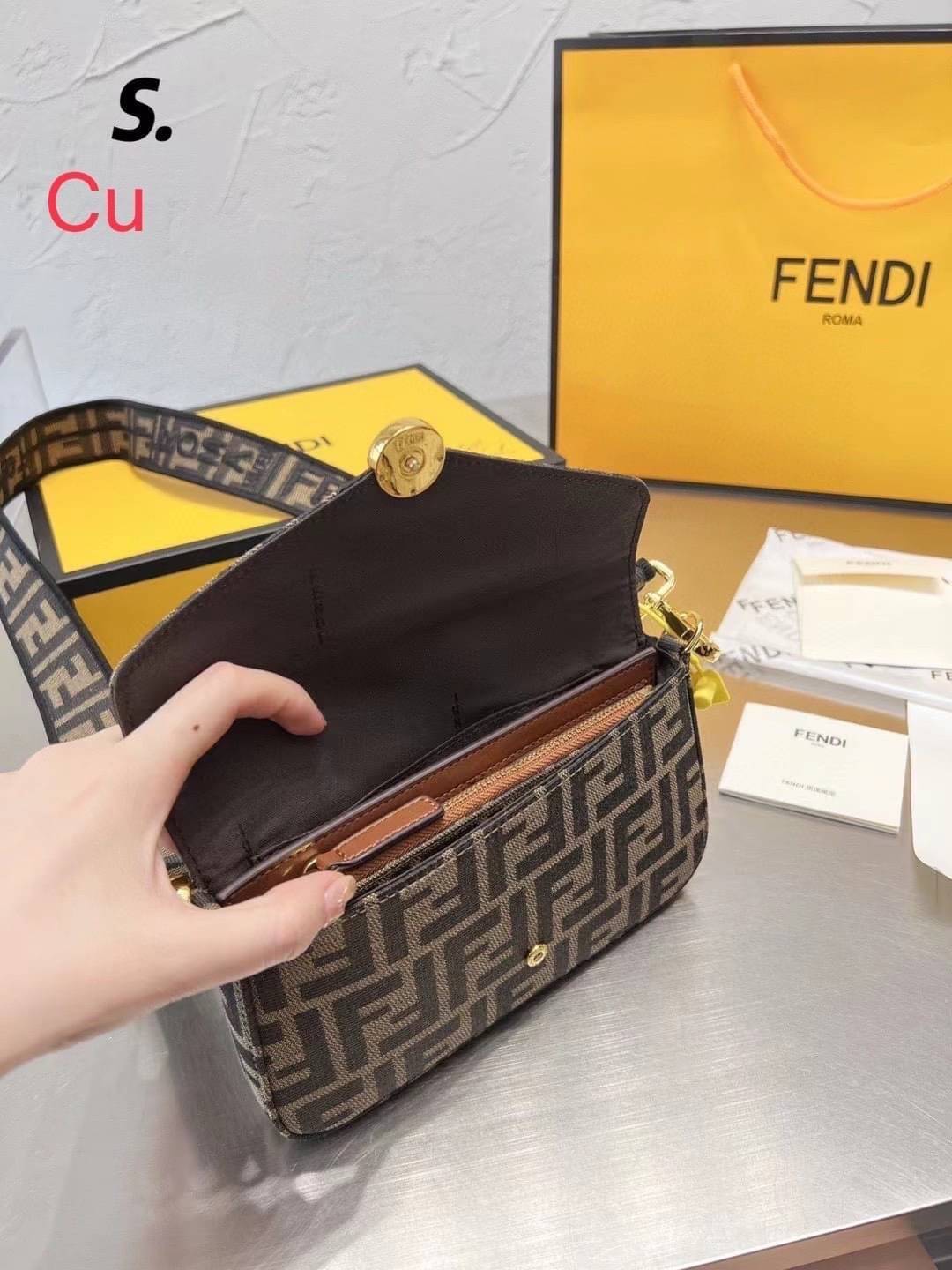 Fendi Wallet With Pouches / Fendi Mini Bag / Fendi multi pochette felicie shoulder bag กระเป๋าสะพายไซส์มินิ แคนวาสโมโนแกรม สุดคุ้ม 3 ชิ้น ในเซท ใช้งานง่ายเป็นระเบียบแบ่งสัดส่วนชัดเจน ใบเล็กกะทัดรัด แต่ใช้งานคุ้มมากๆ มาพร้อมสายสะพายดีไซส์สปอร์ตถอดได้ อะไหล
