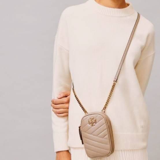 Tory burch kira chevron n/s crossbody bag กระเป๋าสำหรับใส่มือถือหรือของจุกจิกต่างๆ ได้กลายมาเป็นแฟชั่นสุดร้อนแรงแห่งปี คอลเลคชั่นนี้ออกมาเพื่อเอาใจสาวๆโดยเฉพาะ สีสันสุภาพเพื่อให้แมทช์กับสีสันของเสื้อผ้า ได้ง่าย ภายในยังสามารถแบ่งสันปันส่วนไว้สำหรับใส่บัตร