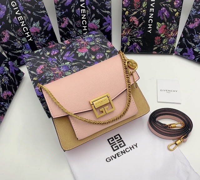 หนังแท้ Givenchy GV3 Bag 9” สวยหรู ดูเป็นคนมีเทสดีเลยค่าา ดีไซน์คือสวยมีคลาส มีระดับสุดๆ พร้อมสายโซ่อะไหล่ทอง ละมุนตามากค่าา รุ่นนี้ขายดีมาก ได้มาน้อยด้วยนะคะ สาวๆ รีบจับจอง อย่าคิดนาน ราคานี้กับคุณภาพถือว่าคับแก้วมั๊กมากกกก ไม่ซื้อทนไหว ^^