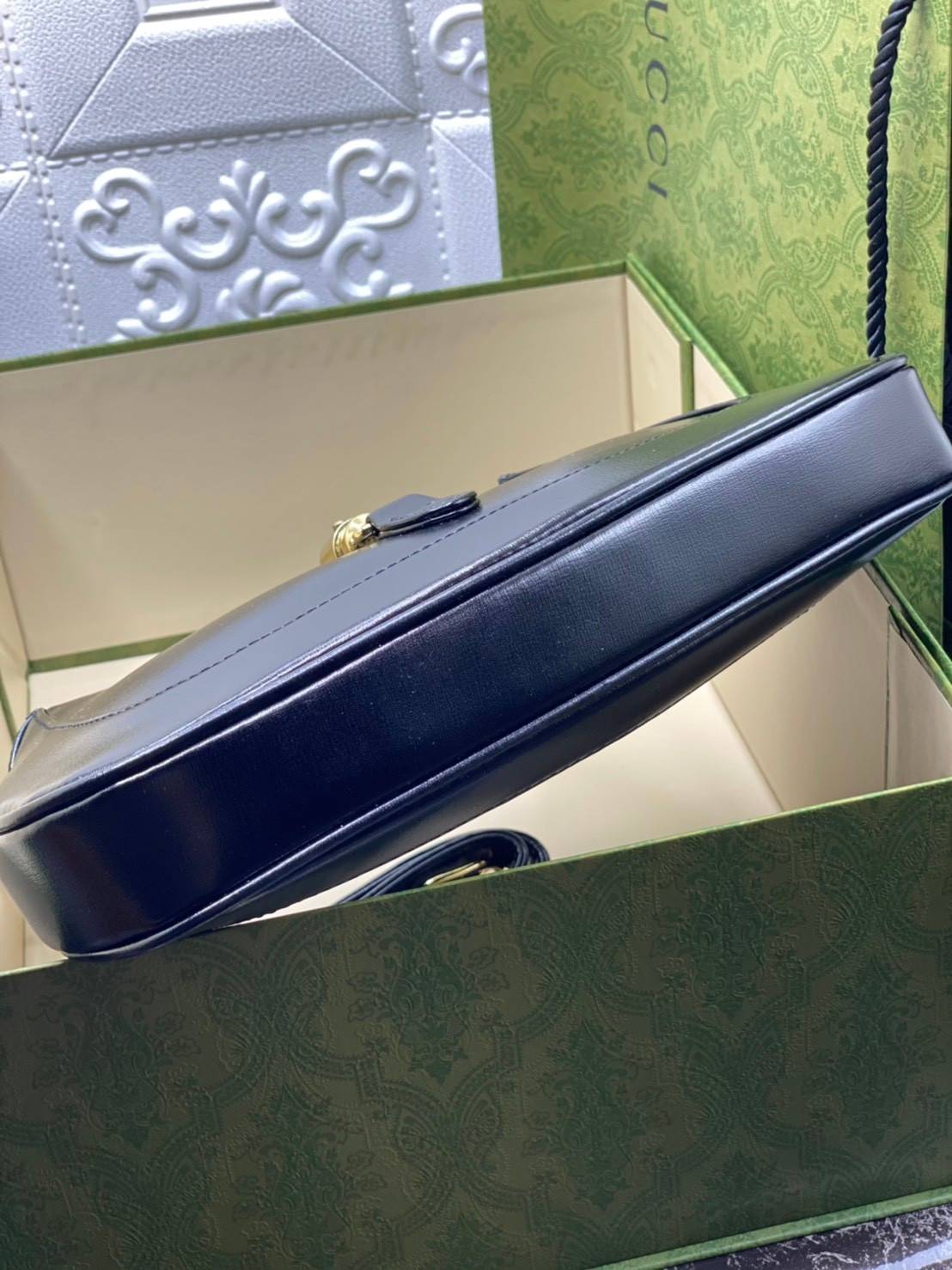 VIP GIFTbag 】หนังแท้ GUCCI Jackie 1961 mini shoulder bag กระเป่ารุ่นฮิตจาก Gucci ต้องบอกเลยว่าสำหรับสาวๆหลายคนนั้น ที่ชื่อชอบ หรือเป็นสาวกกลับแบรนด์อย่าง Gucci ต้องบอกเลยนะว่าสำหรับรุ่นนี้ห้ามพลาดไปทีเดียว บอกว่าได้เป็นตำนานควาวินเทจได้อย่างดี โดยขนาดของต