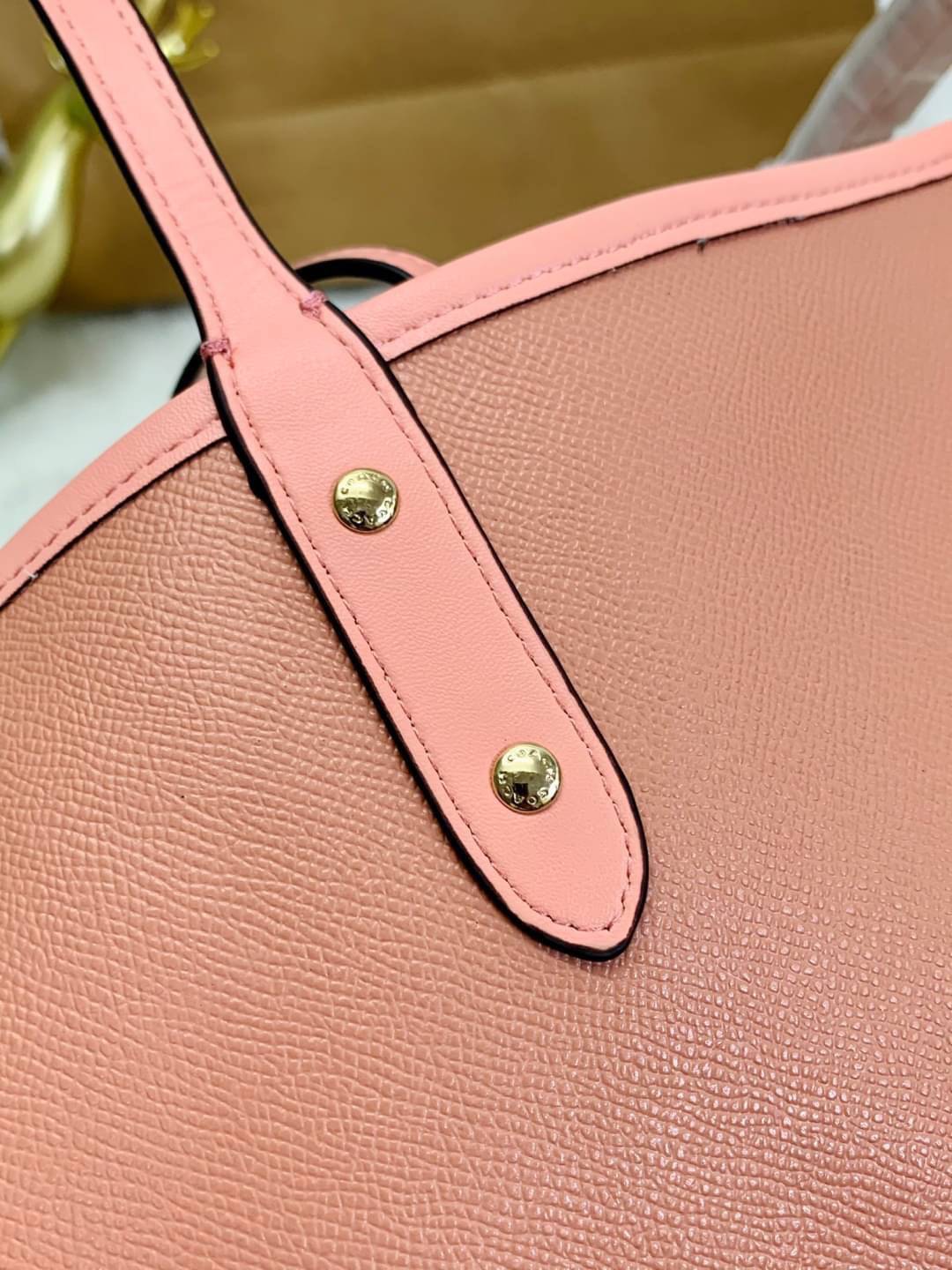 ลายหายากแล้วนะคะ🌈 COACH REVERSIBLE CITY TOTE RAINBOW PRINT ((F72720)) กลับมาอีกครั้ง! กระเป๋าทรงTote หนังแท้ กลับด้านได้ใช้ได้2ด้านค่ะ//ด้านนึงสีครีมลายรุ้ง//อีกด้านสีโอรส สวยงามค่ะ