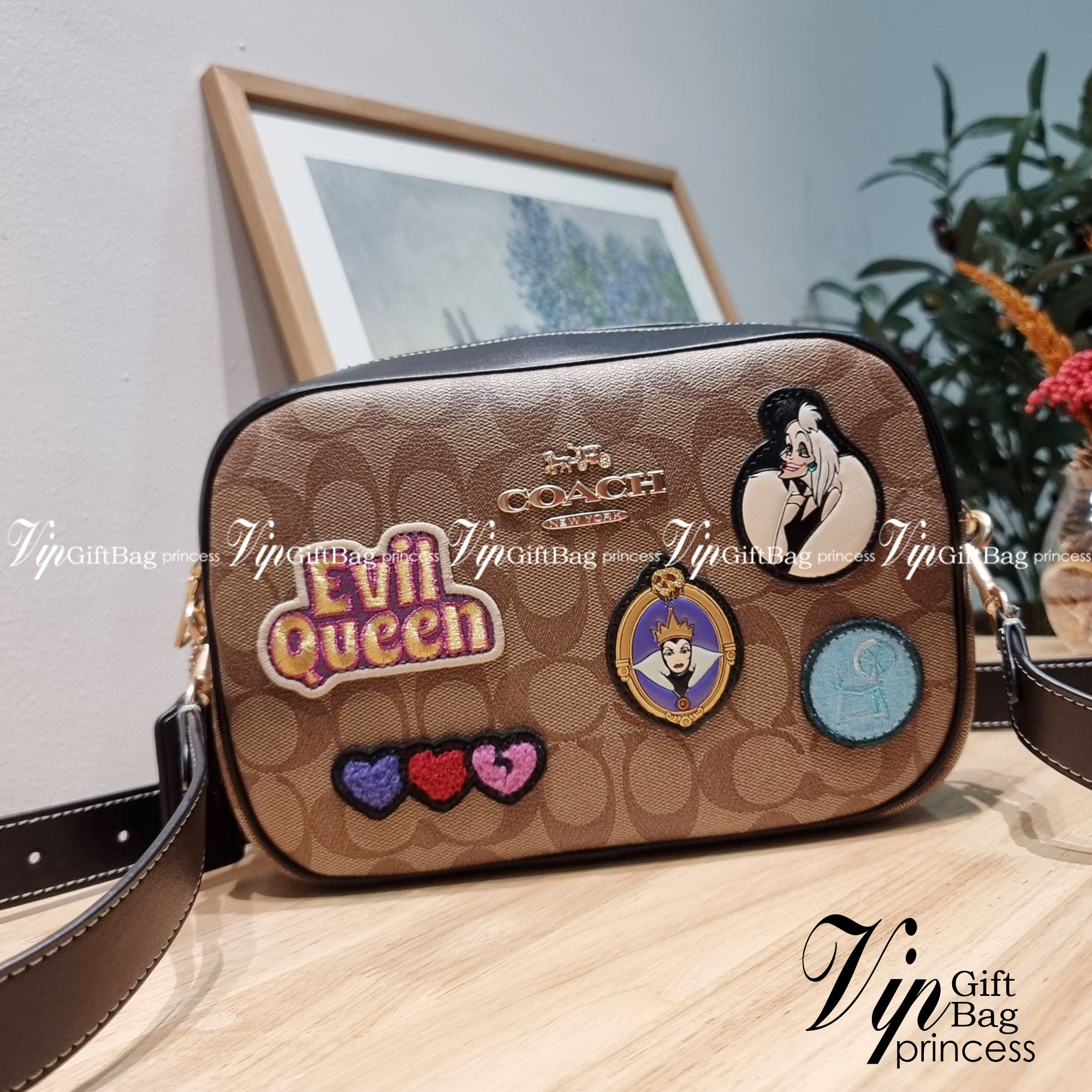 Coach Disney X Coach Jamie Camera Bag In Signature Canvas With Patches CC151 คอลใหม่ เอาใจสายยัยตัวร้าย ดีไซน์รวมเหล่าตัวแสบจากดิสนีย์ กับกระเป๋าสะพายข้าง สวยอยู่ทรง โดดเด่นด้วยลวดลายบนผืนหนัง วัสดุหนังแคนวาสตัดสลับหนังแท้ เปิด-ปิดด้วยซิป ใช้งานง่าย ดูผู้