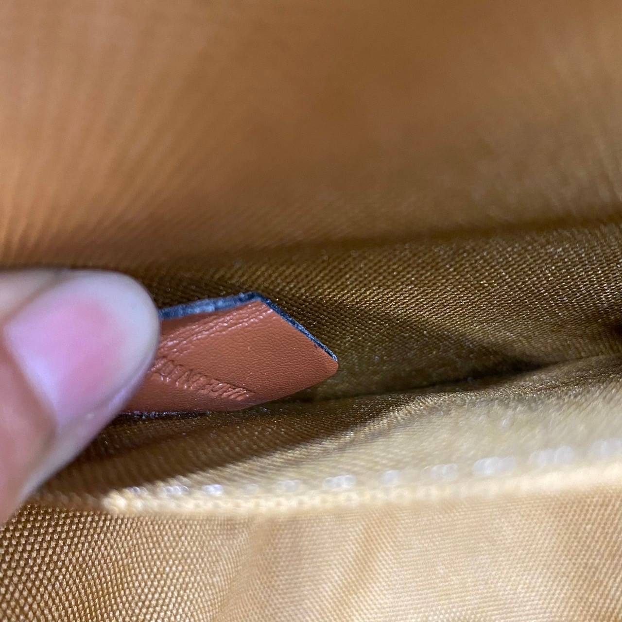 VIP GIFT 】หนังแท้ Celine Women Medium Folco Bag in Triomphe Canvas and Calfskin หากใครที่กำลังมองหากระเป๋าสะพายข้าง ขนาดกะทัดรัด และเรียบหรู ต้องใบนี้เลยค่ะ เป็นกระเป๋าเปิดปิดแบบแบบฝาผับที่มีรูปทรงโค้งและที่ล็อกรูปทรงคล้ายเข็มขัด อีกทั้งยังสะท้อนความสวยสไ