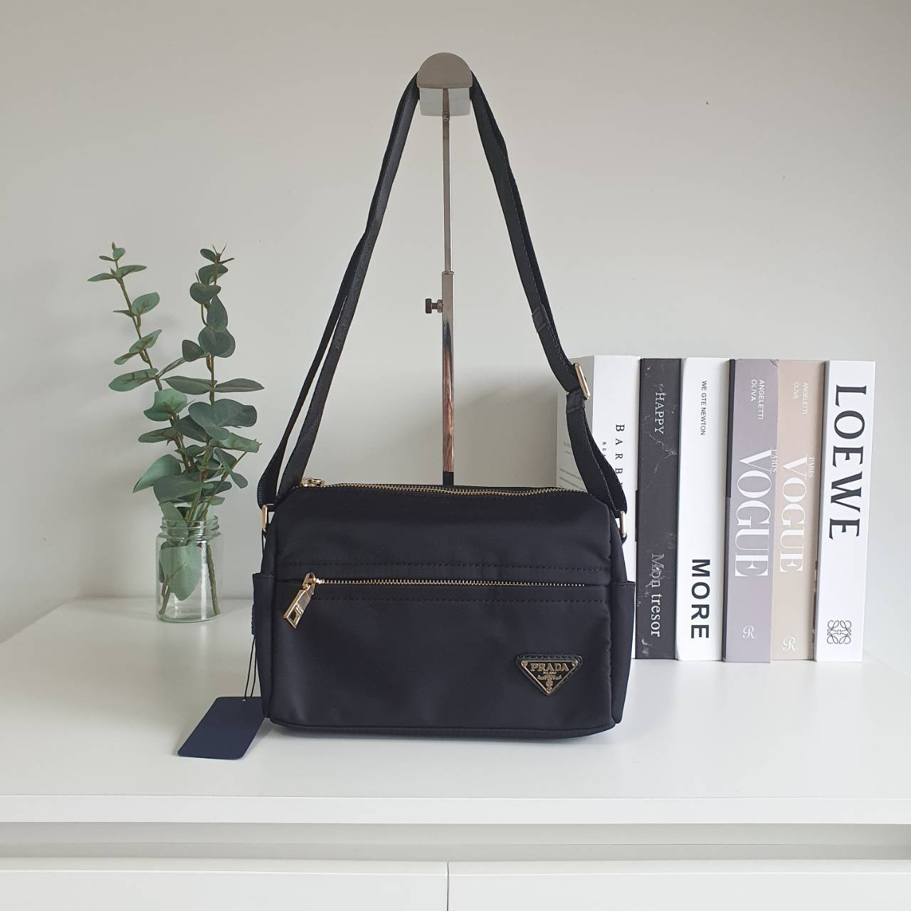 New item! อีกหนึ่งรุ่น Prada ใช้ได้ทั้ง ผู้ชายและผู้หญิง กับกระเป๋าสะพายข้าง ทรงสวย วัสดุผ้า nylon คุณภาพดี กันน้ำ100% ใส่ของได้หลากหลาย ตอบโจทย์ทุกไลฟ์สไตล์ ตัวหระเป๋าอะไหล่ทอง ด้านในมีช่องซิป และ่องใส่ของ มาพร้อมซิปด้านหน้ากระเป๋า ใส่ของได้เยอะคะ **ทรงส