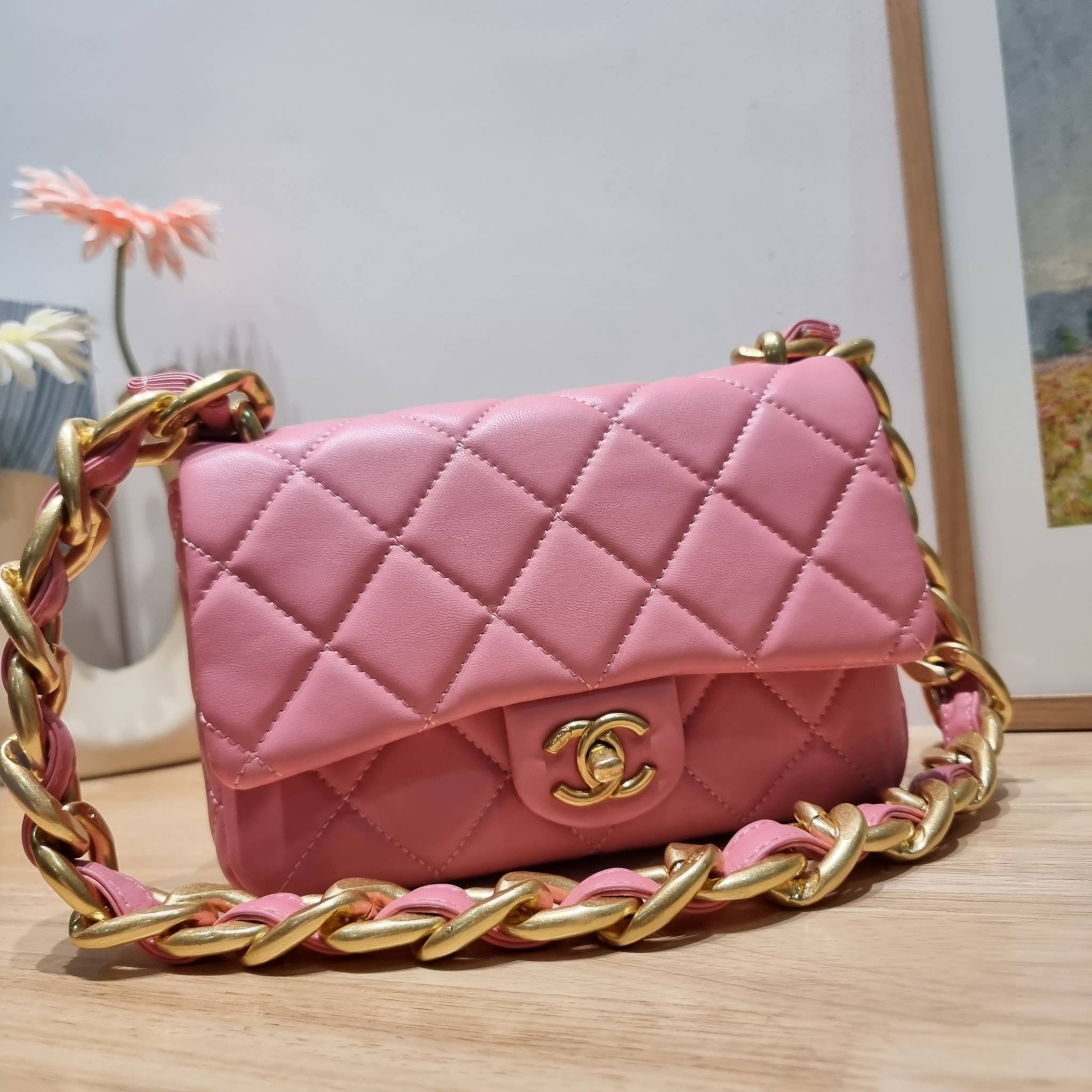 Chanel chunky chain bag สวยฟาดย้อนยุคความหรู ในราคาที่จับต้องได้ กับกระเป๋าสะพายไหล่ ไซส์กำลังสวย โดดเด่นด้วยสายสะพายโซ่สลับหนังเส้นใหญ่ ทนทาน ดูแพง