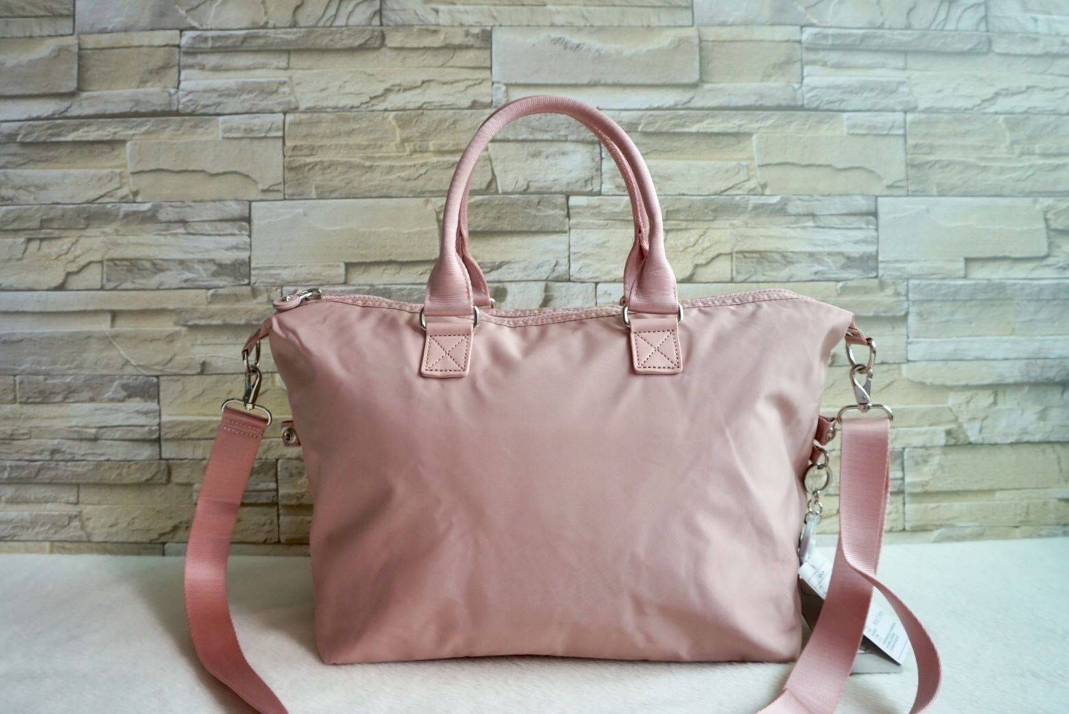 Kipling Tiram Handbag 2018!!! Kipling factory oem HK กระเป๋าสะพายใบใหญ่ วัสดุไนล่อนคุณภาพสูง กันน้ำ ระดับนึงเลยค่ะ สามารถถือได้ สะพายข้างได้ เปิดปิดกระ แบบซิปคู่ ภายในกระเป๋าโล่งกว้าง มีข่องซิป ช่องเล็ก และ ช่องขนาดกลางเสริมนวมให้ด้วยค่ะ พร้อมสายห้อยกุญแจ