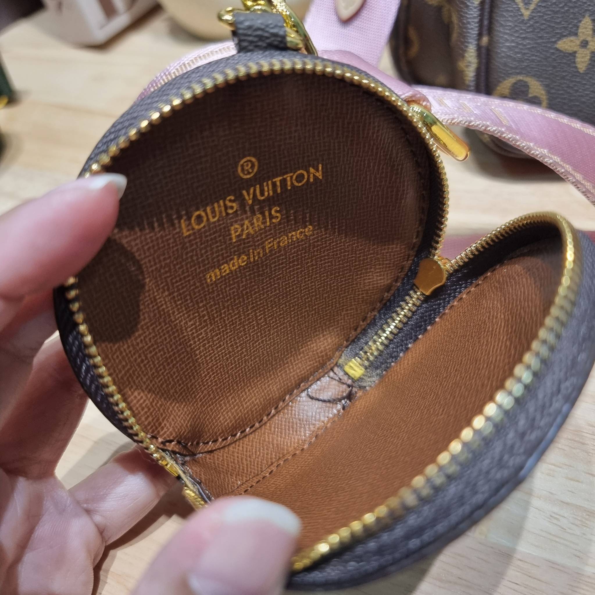 Set 4 ชิ้น LV Multi Pochette Bag New in!! กับ box set ชวนสะสม ที่จับเอารุ่นยอดฮิต มามิกซ์รวมกับไอเท็มสุดคุ้มของมันต้องมี!! จัดเรียงให้อยู่ในกล่องสุดหรู ไม่ว่าจะตัวกระเป๋า กระเป๋าสตางค์ กระเป๋าจิ๋ว ใบไหนๆก็นำมาใช้งานได้จริง คุ้มค่ามากๆ แถมฟรี! ริบบิ้นลายลิ