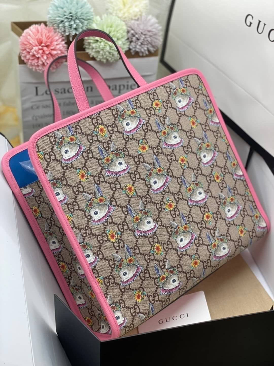 Ori GUCCI Children's tote bag GG kids ที่สุดของความน่ารัก ลิมิเต็ดแบบไม่มีเอาท์ สาวๆสายหวานไม่ควรพลาดด้วยประการทั้งปวงเลยค่าา หนังแท้เกรดดีที่สุด พิมพ์ลายแบรนด์รอบใบเทคเจอร์สวยอยู่ทรง ภายในมีโลโก้กว้างและจุสุดๆใส่สัมภาระได้เยอะ ภาพถ่ายจ
