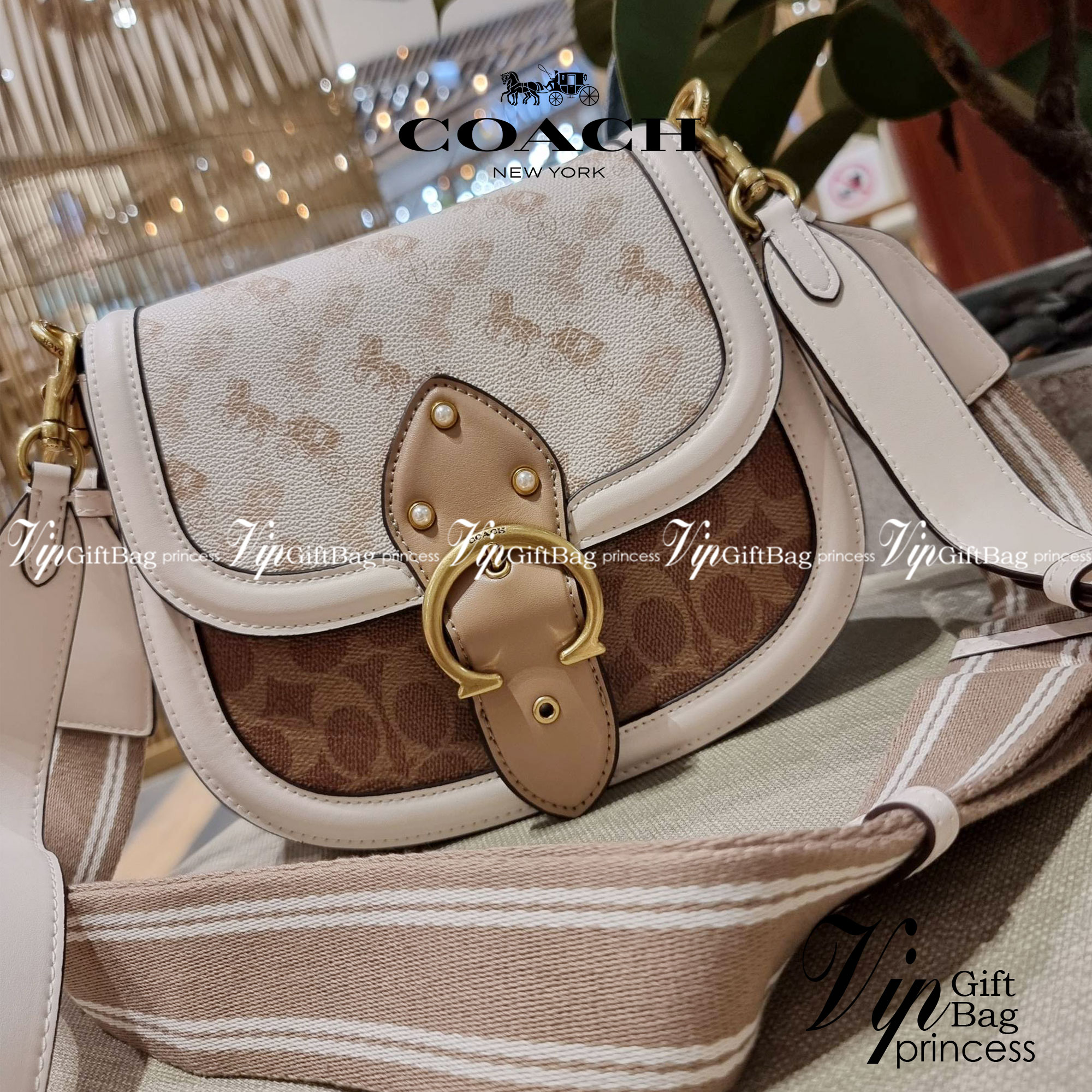 COACH C3837 BEAT SADDLE BAG WITH HORSE AND CARRIAGE PRINT The best item! ที่สาวๆรอคอย! ฮอตไฟลุก! สีหายาก ละมุนคุณหนู คอลเลคชั่นใหม่ ดีไซน์หรูหรา พิเศษมากๆมาพร้อมสายสะพาย 2 เส้น ใช้คู่กันหรือแยกสะพายก็สวยครบสูตร กระเป๋าสะพายทรง saddle คลาสสิค เปิด-ปิดด้วยก