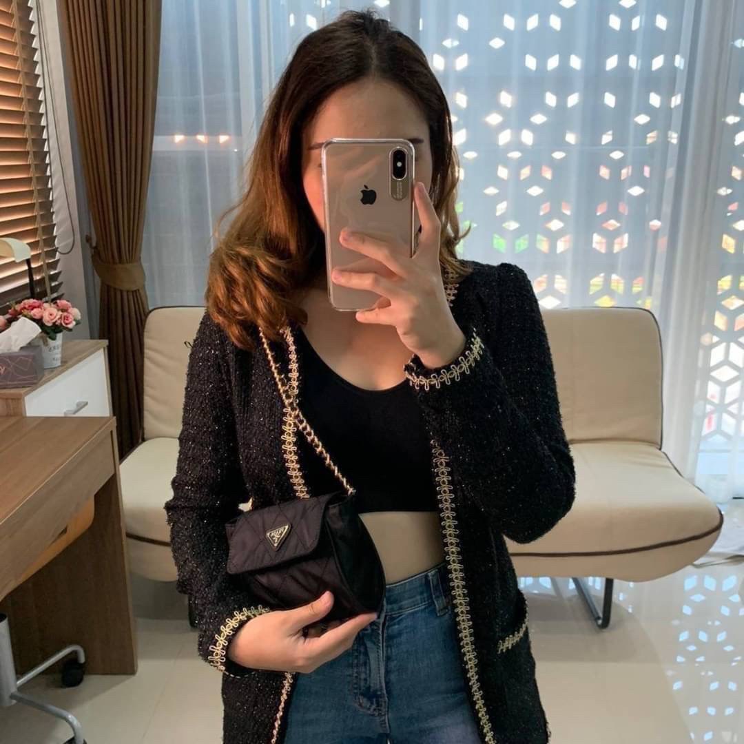 PRADA SHOULDER BAG ส่งตรงจากเคาเตอร์ต่างประเทศ นานๆจะมาทีคะ **ขนาดมินิปุ๊กปิ๊ก กับแบรนด์ Prada เก๋ ไม่ซ้ำใครแน่นอนคะรุ่นนี้ เปิดปิดด้วยกระดุมแม่เหล็ก ภายในบุผ้าแบรนด์ และ มีป้ายโลหะแบรนด์ **อะไหล่ทองเข้มทั้งใบ สามารถใส่Iphone11+ ได้ งานน่ารัก ราคาดี้ดีแบบ