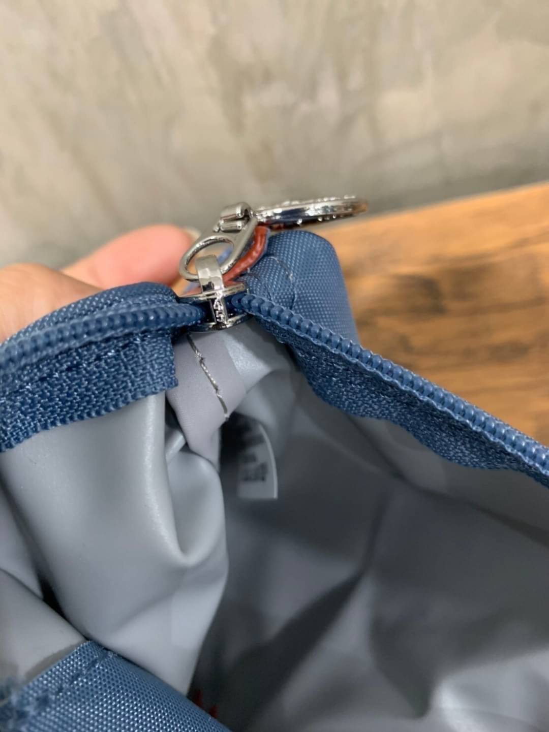 Longchamp LE PLIAGE Club (พร้อมส่ง 8 สี) TOTE BAG S กระเป๋ารุ่นยอดนิยม ที่สาวๆ ต้องมีไว้เก็บไว้สักใบ ด้วยตัวน้ำหนักกระเป๋า Longchamp เบาแสนเบา แต่จุของได้เยอะมาก สำหรับลุคทางการกึ่งลำลอง แฝงความสบาย ยามเดินทาง จุดเด่นอย่างหนึ่งของ กระเป๋าก็คือ สามาถพับเก็