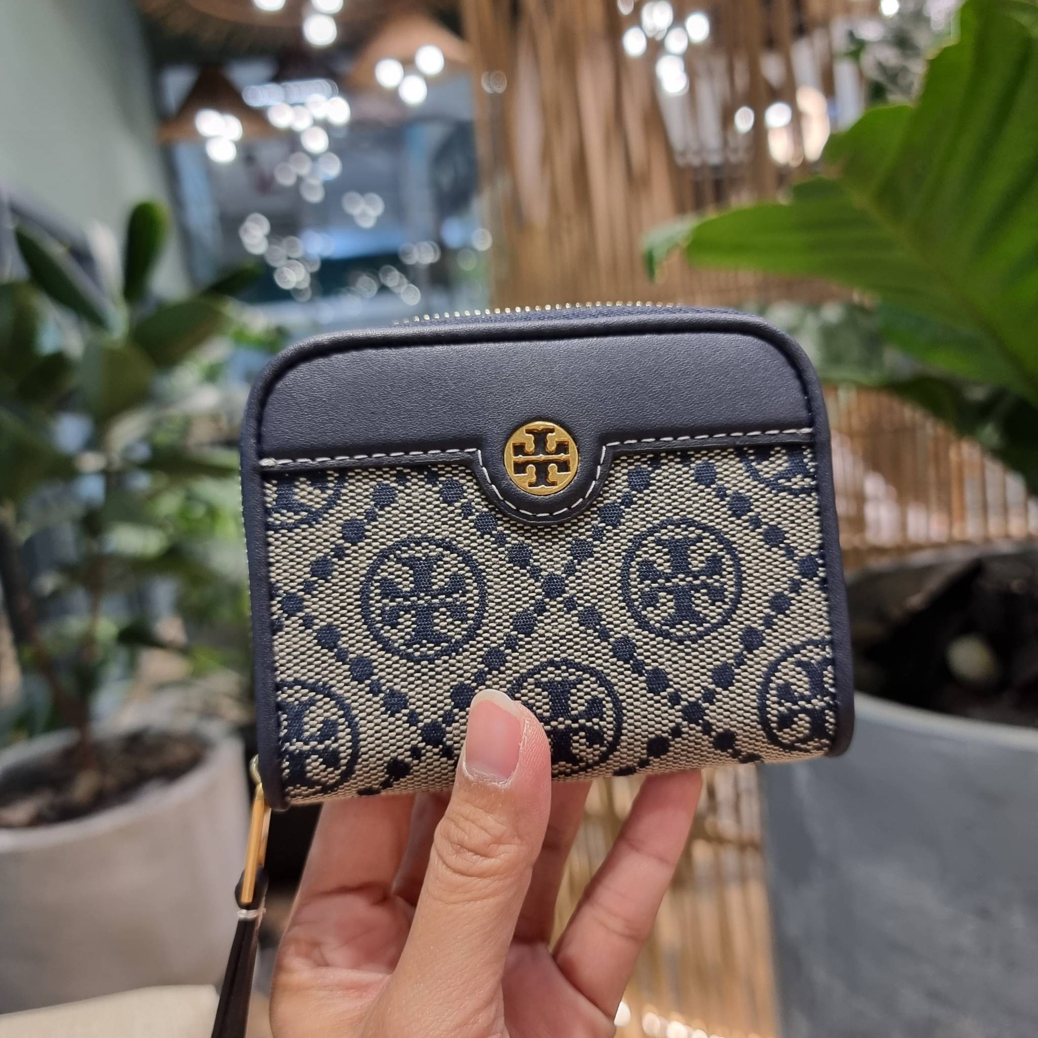 TORY BURCH T MONOGRAM ZIP COIN CASE จัดไปเลยจ้า กับกระเป๋าสตางค์รับทรัพย์ ใบสั้น สวยหรู ขนาดเหมาะมือ ถือแล้วขับผิว วัสดุผ้า jacquard ตัดสลับหนังแท้ รูดเปิด-ปิดด้วยซิป ภายในมีช่องใส่บัตร ใบนี้ใส่เหรียญ ใส่ธนบัตรได้ (พับ) พกพาได้สะดวก ไม่กินพื้นที่กระเป๋าใบ