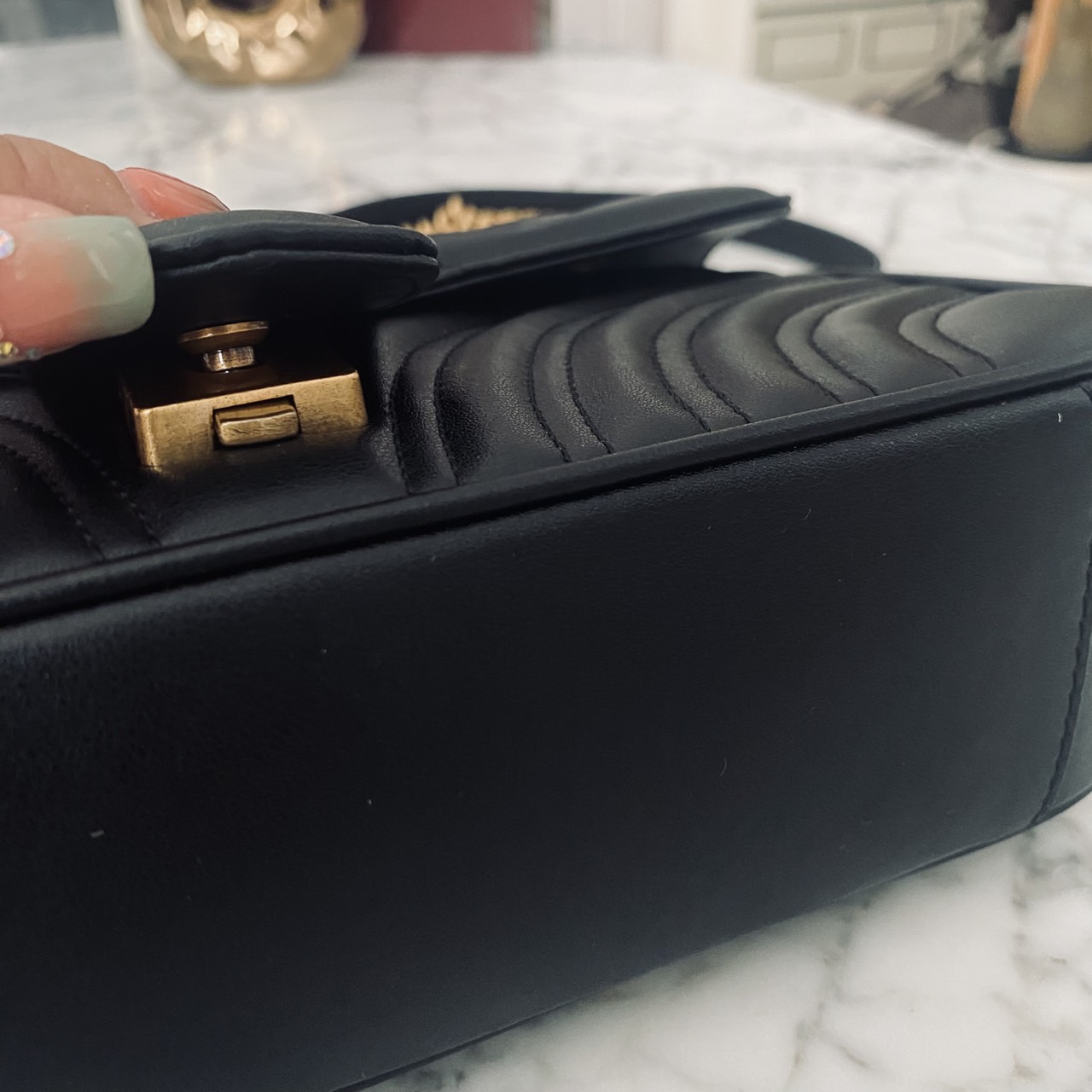 GUCCI GG Marmont Small Shoulder Bag กระเป๋าสะพายรุ่นคลาสสิค แต่งโลโก้สีทองโดดเด่น สวยหรูดูแพงขับผิว อัพลุคได้สบายๆ ด้านหลังดีไซน์รูปหัวใจ 🖤