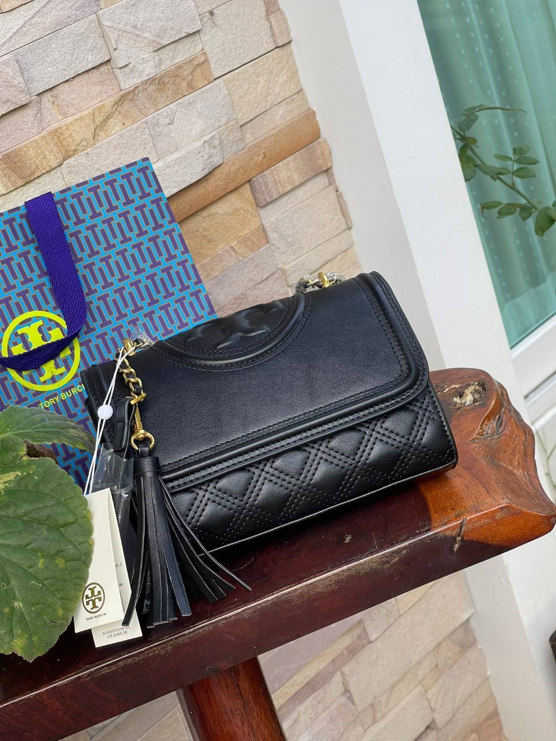 TORY BURCH Fleming Convertible Shoulder Bag ดีไซน์น่ารัก ดูแพงไม่เป็นรองใคร ใช้ได้ทั้งทั่วไปและออกงาน สาว ๆ คนไหนที่กำลังมองหากระเป๋าสะพายไหล่น่ารัก ๆ สักใบที่มีดีไซน์โดดเด่น สะดุดตาล่ะก็ไม่ควรพลาดกับ Collection นี้เลยค่ะ เพราะ Fleming นั้นเป็นรุ่นที่เรีย