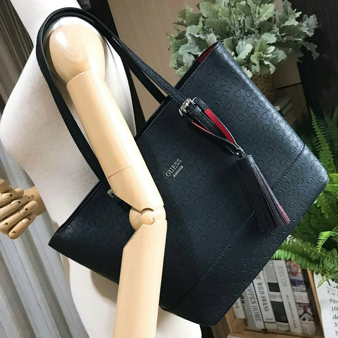 GUESS SINGNATURE SHOPPER BAG (SIZE L) กระเป๋าสะพายรุ่นใหม่ล่าสุดจาก GUESS FACTORY หนังสวยอยู่ทรงปั้มลาย Singnature Brand รอบใบ ด้านหน้าประดับโลโก้แบรนด์ ด้านหลังมีช่องใส่ของ หูหิ้วสะพายไหล่ได้สามารถเลื่อนปรับระดับได้ พร้อมประดับพู่หนังห้อยที่หูกระเป๋าดูมี