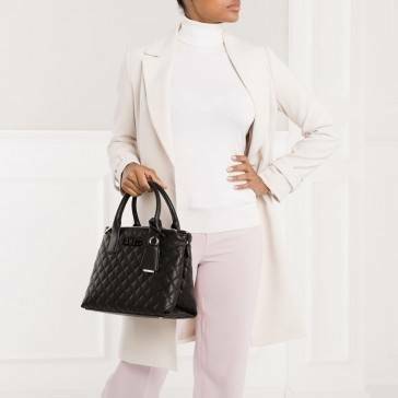 Guess Elliana Quilted-Look Handbag กระเป๋าสะพายรุ่นใหม่ล่าสุดจาก Guess factory วัสดุหนังนิ่มเรียบเดินเส้นลายตารางสวยดูดี ขนาดกำลังดี น้ำหนักเบา ด้านหน้าประดับโลโก้แบรนด์สวยโดดเด่น มีช่องใส่ของหลายช่อง เปิดปิดด้วยกระดุมแม่เหล็กและช่องซิป ภายในโล่งกว้างมีช่