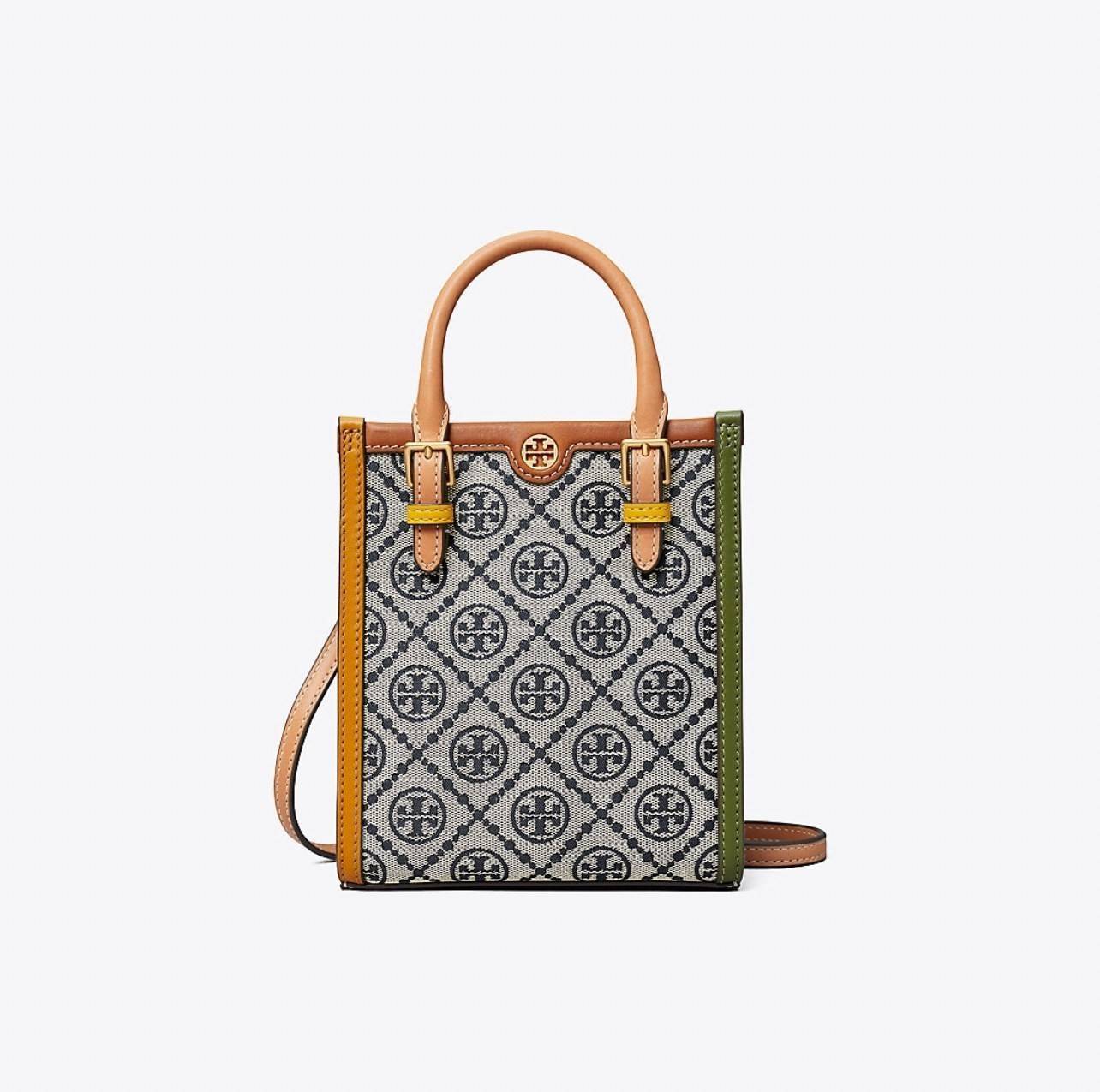 TORY BURCH T MONOGRAM COLORBlOCK JACQUARD MINI TOTE คอลเลคชั่นใหม่ล่าสุด ครอบครองก่อนใคร ไอเท็มยุคนี้รุ่นที่ควรมีติดตู้คะสาวๆ วัสดุ jacquard สลับหนังแท้ หูจับ มาพร้อมสายสะพายข้างหนังแท้ ปรับระดับได้ สายสามารถถอดออกได้ ภายในเป็นช่องโล่ง ใส่มือถือได้ กระเป๋