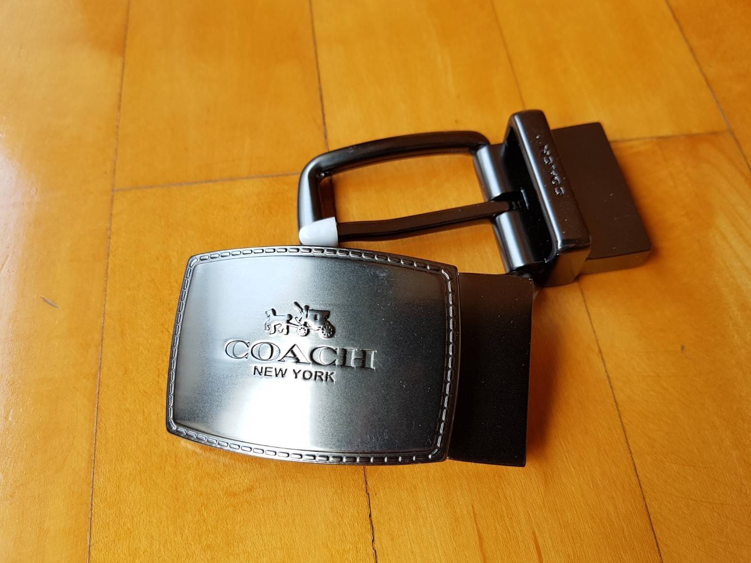 Coach Men's Belt Gift Set ชุดเข็มขัดสำหรับคุณผู้ชาย วัสดุหนังคุณภาพดี มีหัวเข็มขัด 2 แบบ เปลี่ยนใช้ได้หลายโอกาส ราคาสุดคุ้ม มาพร้อมกล่องจะมอบเป็นของขวัญ ในโอกาสพิเศษก็เหมาะค่ะ