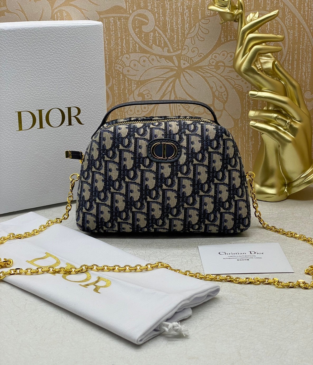 DIOR 30 MONTAIGNE D-COSY MINI BAG | Blue Oblique Jacquard / Dior vanity พลาดไม่ได้เลยกับคอลสุดหรู ดีไซน์ใหม่ 2023 รูปทรงคลาสสิค พร้อมหูจับในตัว สะดวกใช้งาน สะพายข้างเป็นโซ่เดี่ยว กระเป๋าสะพายเอนกประสงค์ ที่สามารถใช้สะพายได้ทุกวันอย่างคล่องตัว