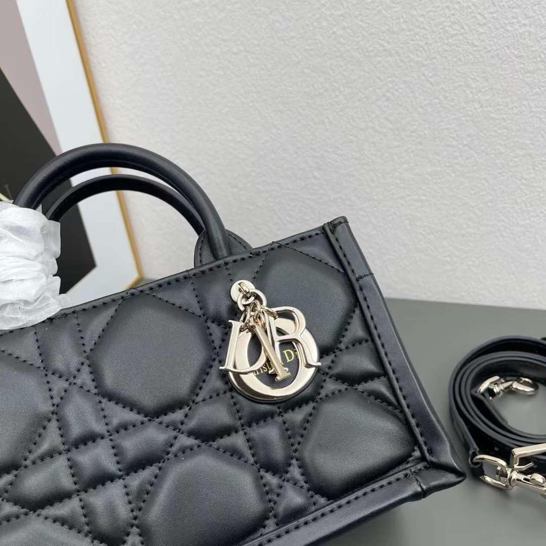 Dior mini book tote macro cannage bag กระเป๋าทรงโท้ทสุดฮิต ไซส์มินิ ดีไซน์ใหม่ หนังสวย พกพาไปไหนก็ได้ คล่องตัวและแมตช์ง่ายสุดๆ เกรดท็อปไฮเอน 1:1 ใช้งานต่างประเทศได้