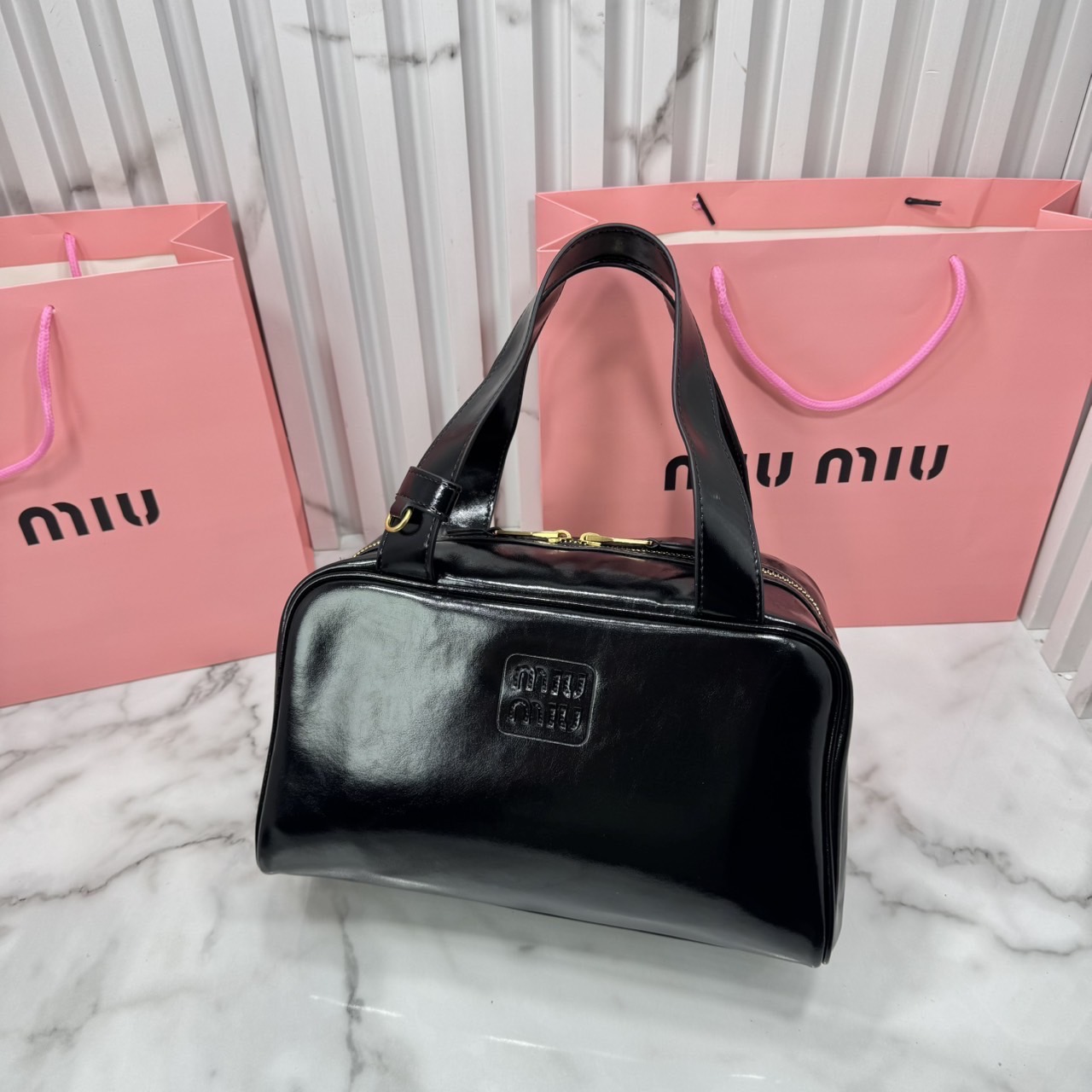 ORI หนังแท้ | Miu Miu Leather top-handle bag กระเป๋าสะพายทรง keepall เรียบแต่ฟาด หรูหราทุกองศา ใครเห็นก็ต้องเหลียว