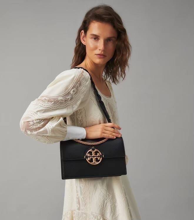 TORY BURCH MILLER SHOULDER BAG รุ่นยอดนิยม รุ่นหายาก รุ่นที่สาวๆตามหา ใบนี้เลย!! สวยหรู ผู้ดีทุกสี กระเป๋าสะพายไหล่ ดีไซน์อยู่ทรง คลาสสิคแฝงความหรูด้วยโลโก้สีทองอร่ามโดดเด่น