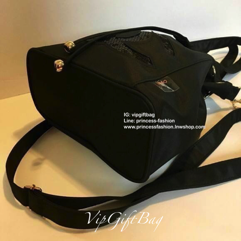 Best Seller มากี่รอบๆก็หมดค้า♡♡♡ กับกระเป๋าทรง Nylon Bucket Style จับจีบน่ารัก ของแท้จากงาน vip gift เคาเตอร์แบรนด์ chanel ตัวกระเป๋าทรงจากไนล่อน กันน้ำทั้งใบ อะไหล่ทองปั้มแบรนด์ ด้านหน้าปักเลื่อม CC สุดหรู ด้านในจุของได้เยอะ บุผ้าปั้