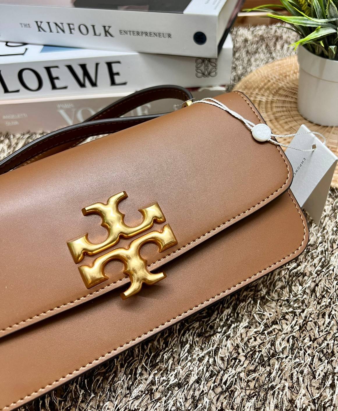 TORY BURCH ELEANOR CONVERTIBLE SHOULDER BAG ((89644)) รุ่นใหม่ สวยตามคนดังเซเลบกันเลยค่า! พร้อมส่ง ห้ามพลาดก่อนหมด ต้องมีติดตัวสักใบค่า กระเป๋าหิ้ว//คล้องไหล่ หรือสะพายข้างได้ หนังแท้เรียบ ผิวลื่น หรูมากๆสำหรับรุ่นนี้ เปิด-ปิดกระเป๋าแบบแม่เหล็กโลโก้แบรนด์