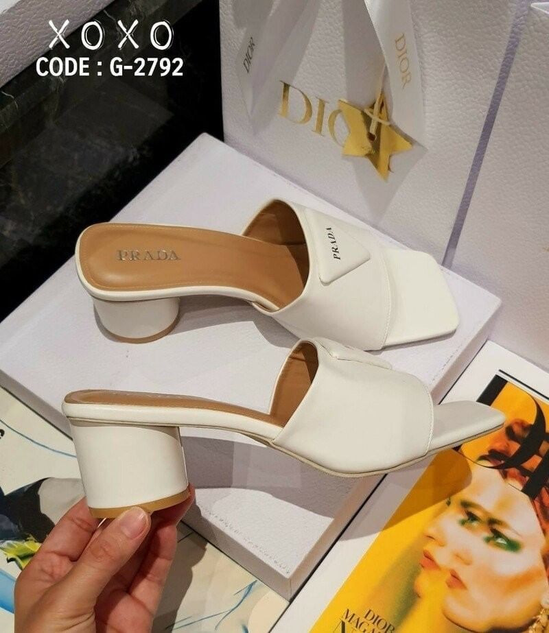 Prada งานสวม สวย เก๋ หรู วัสดุหนัง PU ส้นทรงกระบอกทรงกลม ใส่สบาย ใช้งาน ไม่เมื่อย น้ำหนักเบา ด้านหน้าติดอะไหล่แบรนด์โลโก้ทรงสามเหลี่ยม แมทส์ชุดง่าย