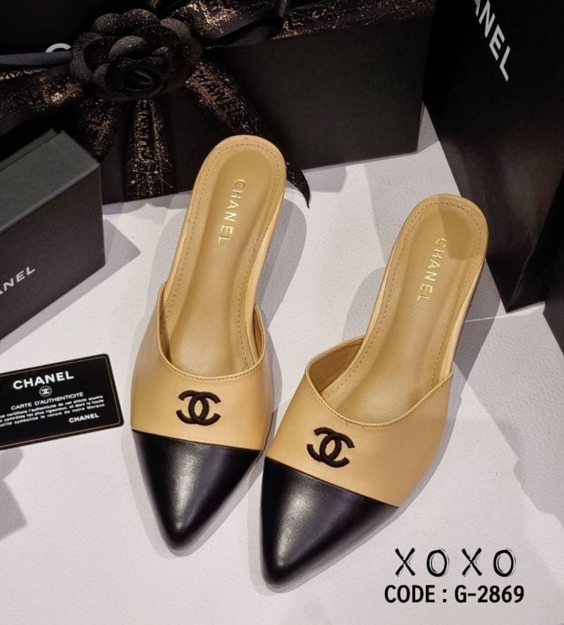 Chanel Two-Tone Shoes รองเท้างานสวม สี 2 tone หน้าวี ทรงสวม เปิดส้น ด้นหน้างานปักโลโก้แบรนด์ วัสดุหนัง PU ส้นแท่ง ใส่เดินสบาย รุ่นที่สาวๆ รอคอย งานมาเติมแล้ว ของหมดไวมากกก รีบหน่อยน้าา ^^