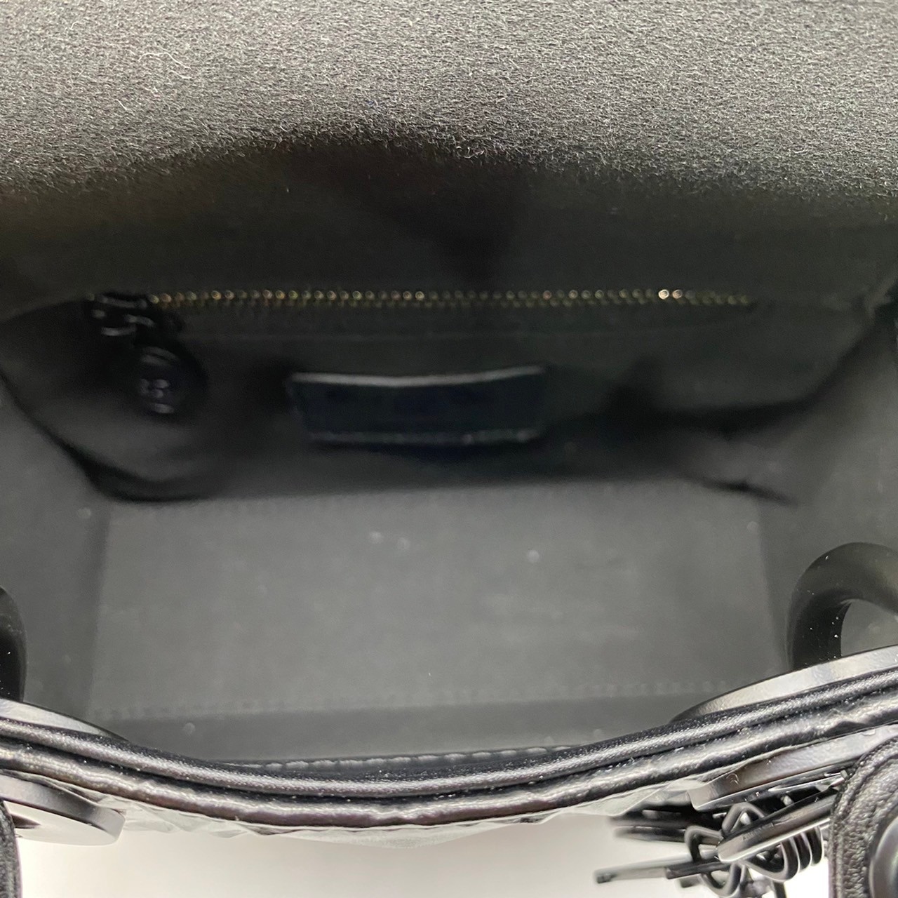 หนังแท้ DIOR LADY BAG 17cm ไซส์เล็กขนาดกำลังน่ารักเลยค่ะ งานออริหนังแท้ทั้งใบปั้มลายรุ่นใหม่ล่าสุด ความสง่างามอีกหนึ่งรุ่นของ Dior รูปทรงสีเหลียม ขนาดกระทัดรัด ตั้งอยู่ทรง ฐานกระเป๋าแข็งแรง มีหมุดรองฐาน ดีไซน์ที่มีเอกลักษณ์เฉพาะตัว ด้านหน้าตกแต่งด้วยตัวอั