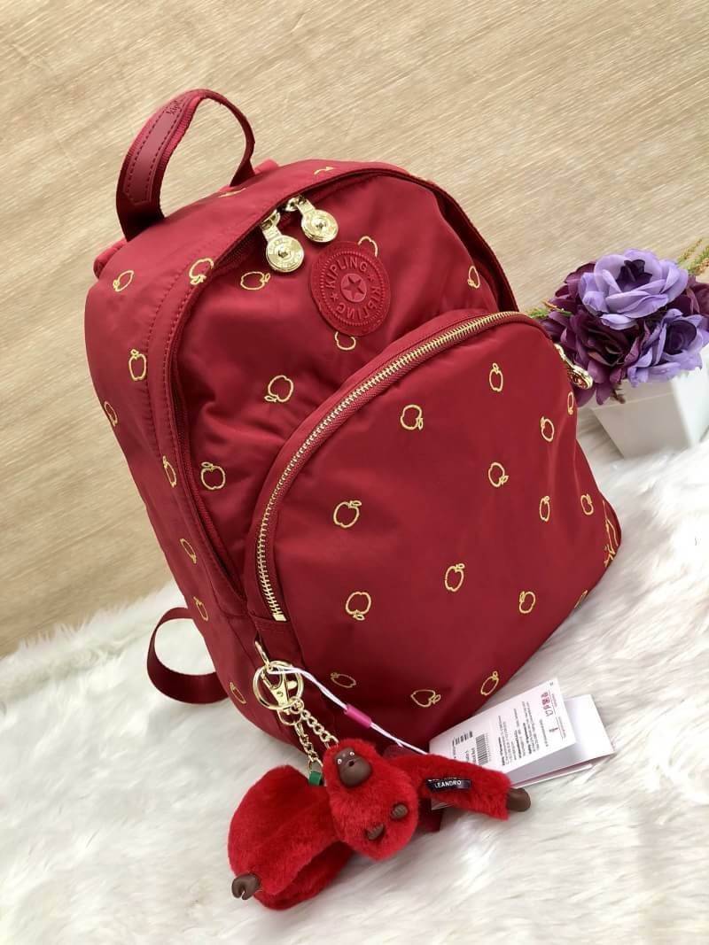 Kipling Disney’s Snow White Paola Satin S (Factory oem HK) กระเป๋าเป้รุ่นใหม่ วัสดุ nylon คุณภาพดี ช่องซิปด้านหน้า มี กระเป๋าลาย apple ปักรูปสโนว์ไวท์อถือแอปเปิ้ลสวย ช่องซิปหน้ากว้าง ใส่สัมภาระได้จุ เปิดปิดกระเป๋าช่องหลัก แบบซิปคู่ อะไหล่อย่างดี ภายในโล่ง