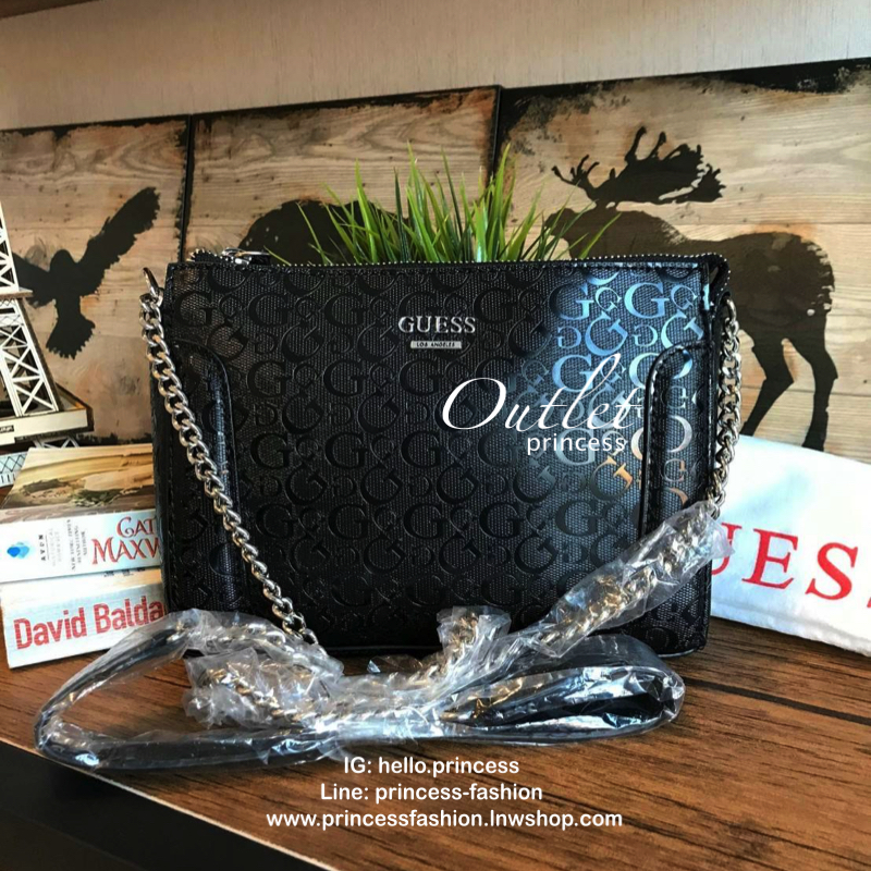 Guess Delgado Mini Crossbody Top Zip กระเป๋าสะพายจาก GUESS มาพร้อมกับดีไซน์เรียบหรู ดูสวยงาม ดูแลรักษาได้ง่าย เหมาะสำหรับเป็นเพื่อนคู่ใจทุกการเดินทาง วัสดุ Base G-shine Logo สายสะพายโซ่ต่อหนัง ความยาว 117 cm เปิดปิดด้วยซิปเดียว ใช้งานง่ายให้คุณสะพายได้อย่