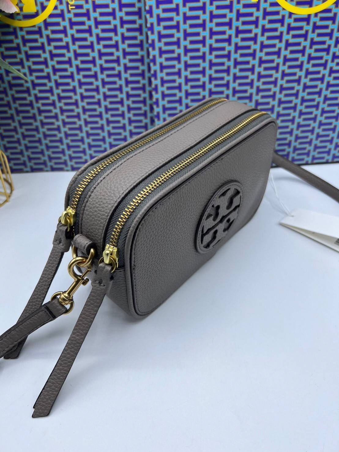 TORY BURCH Miller Mini Crossbody Bag / TORY CAMERA BAG / TORY BAG พร้อมส่ง 5 สี กระเป๋าสะพายใบเล็กมินิมอลในรูปทรงใหม่ที่คล่องตัว