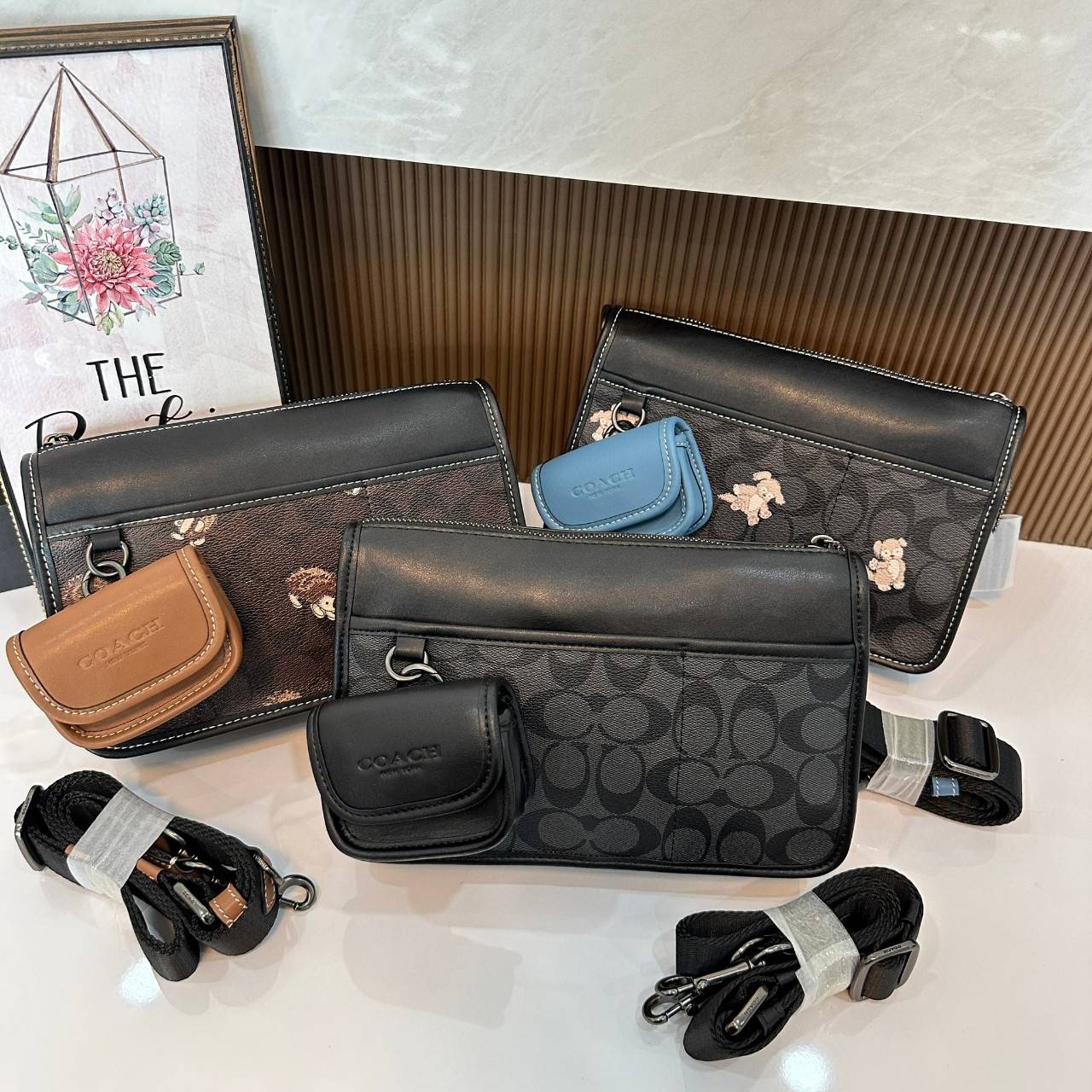 Coach Heritage Convertible Crossbody In Signature Canvas With Creature Print( cc131) กระเป๋าไฮบริดแบบถอดได้รุ่นใหม่ หล่อเท่ส์ สะพายสามารถสะพายทำงานดูดีสุดๆคะ มาพร้อมกระเป๋าใบเล็กห้อยสุดเก๋ วัสดุแคนวาสตัดขอบหนังแท้ เปิด ปิดด้วยซิป ซับในผ้า ด้านนอกกระเป๋าเป