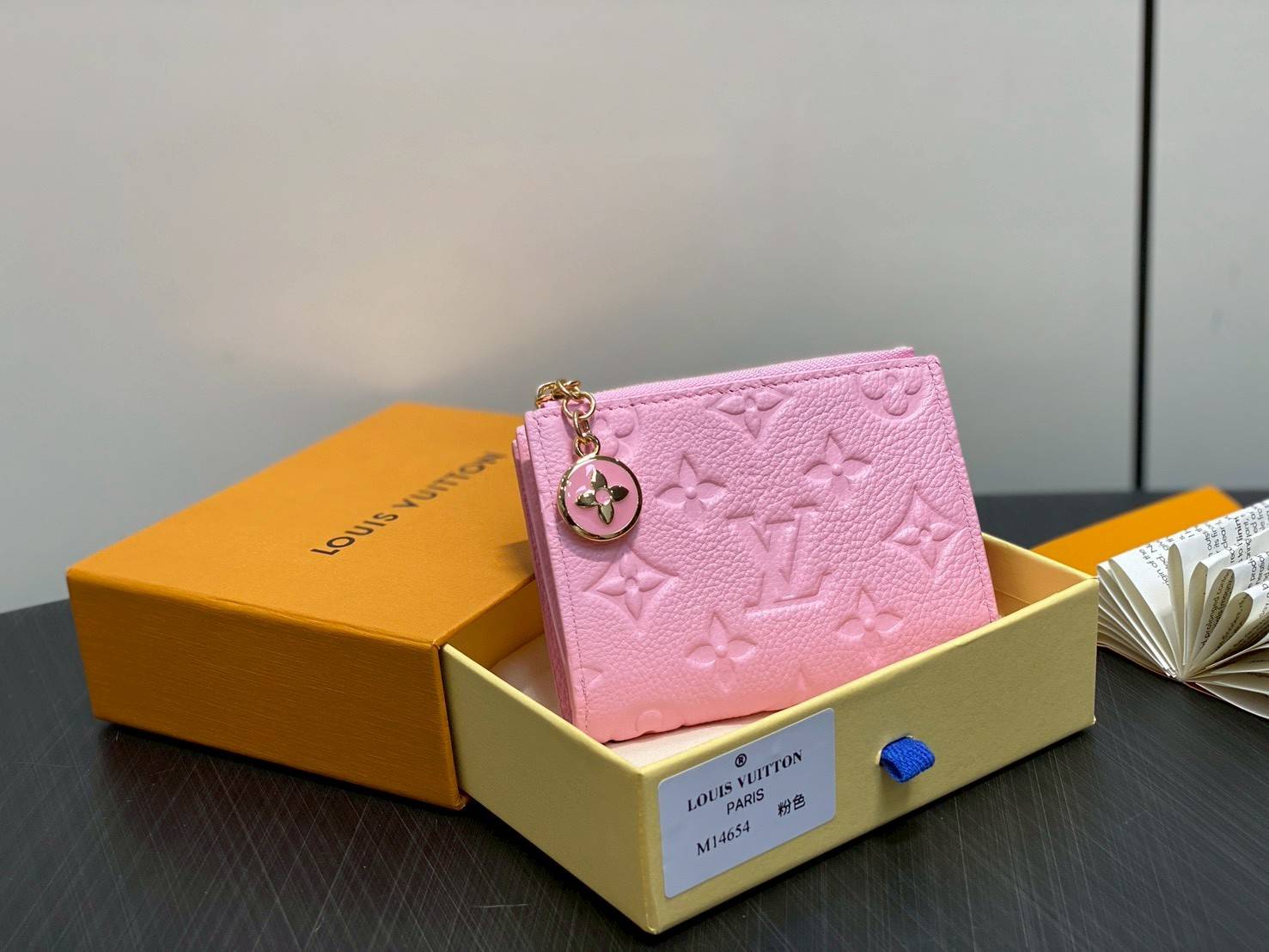 VIP หนังแท้ | LV Lisa wallet Cotton Candy งานหนังวัวแท้ นิ่ม หอม กระเป๋าสตางค์รุ่น Lisa Monogram Empreinte สีสันสดใส เฉลิมฉลองให้กับความเลอค่าที่สืบทอดจากรุ่นสู่รุ่นของเมซง เติมลูกเล่นสนุกสนานลงตัว สีสันสะดุดตาพกพาในกระเป๋าใบเล็กหรือกระเป๋าคลัทช์ได้สะดวก