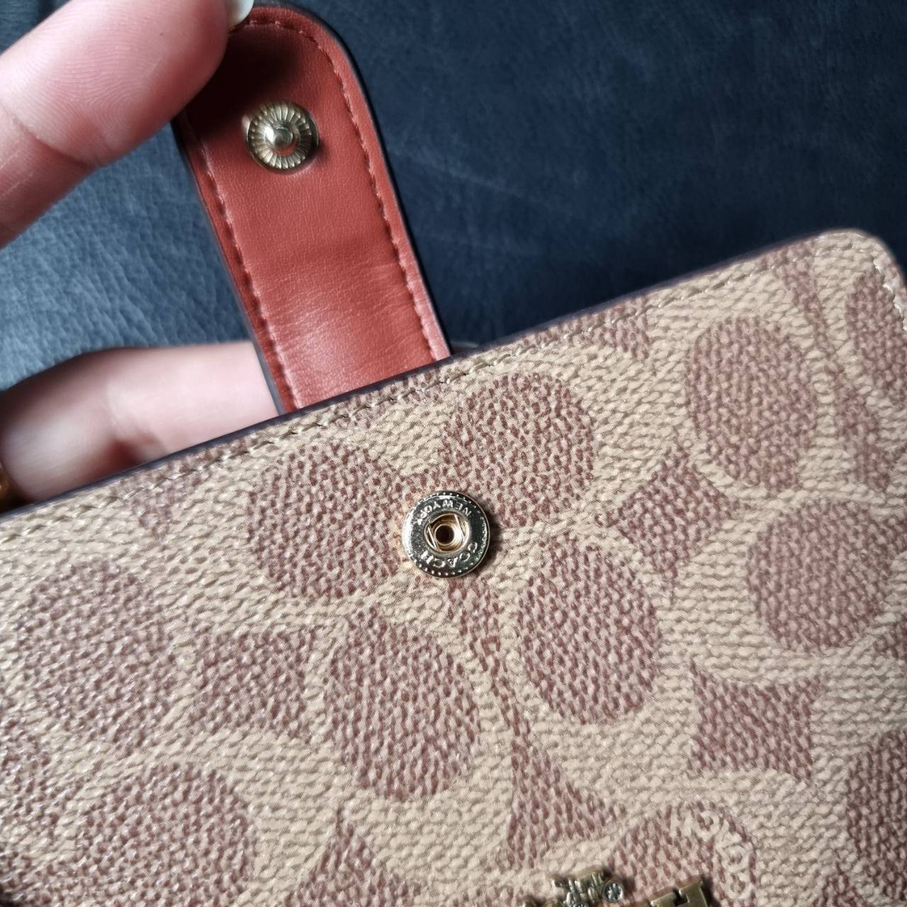 COACH F33034 MEDIUM CORNER ZIP WALLET IN COLORBLOCK SIGNATURE CANVAS กระเป๋าสตางค์ใบกลาง 👛 ขนาดกำลังเหมาะมือ วัสดุหนังแคนวาส ดูแลรักษาง่าย มีช่องใส่บัตรและธนบัตรครบ และช่องซิปแยกไว้ใส่เหรียญ สวยคลาคสิคแบบนี้เหมาะส่งต่อเป็นของขวัญที่สุดจ้า