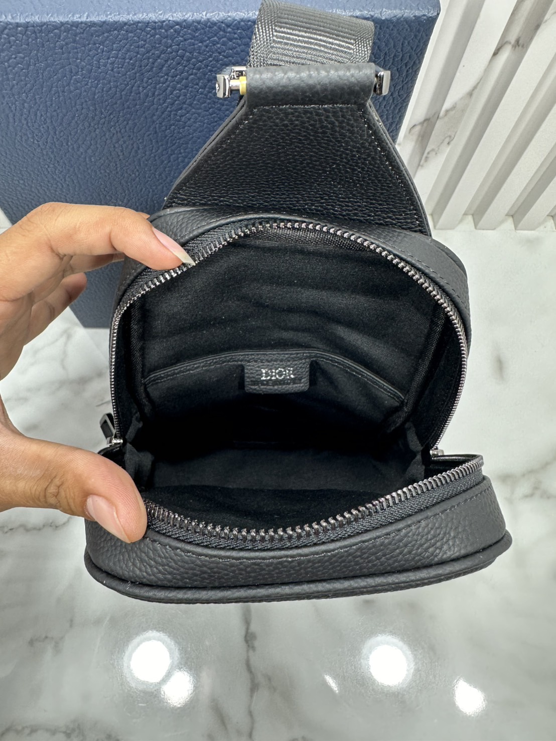 DIOR Sling Bag Rider 2.0 Oblique jacquard fabric กระเป๋าสะพายคาดอก หนังแท้ แคนวาสแท้ สง่างามเหนือกาลเวลา มีไว้ไม่มีเอาท์ ท่านชายควรมีมากค่ะ