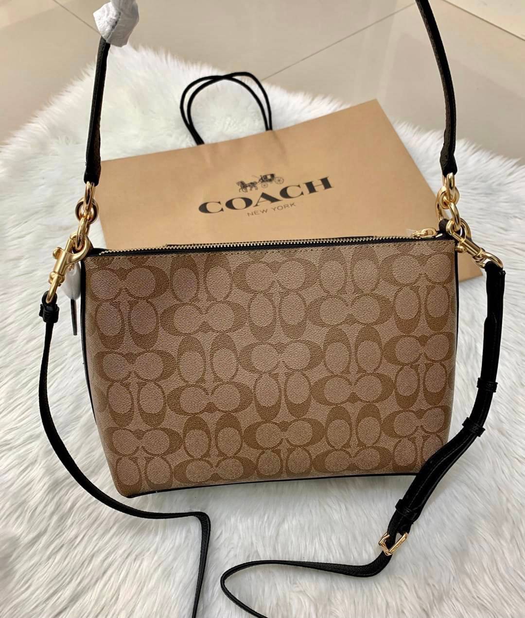 COACH SMALL MARLON SHOULDER BAG ((1600//1597)) 🌈พร้อมส่งที่ไทยอีกครั้ง ตามคำเรียกร้อง ห้ามพลาด! กระเป๋าหิ้ว//คล้องไหล่//สะพายข้างได้ หนังแท้ ทรงสวยมากค่ะ ด้านหน้ามีช่องซิปซ่อนแบบหนังห้อยให้2ช่อง ใส่ของจุกจิกค่ะ เปิดปิดกระเป๋าแบบซิป ภายในกว้างใส่ขอ