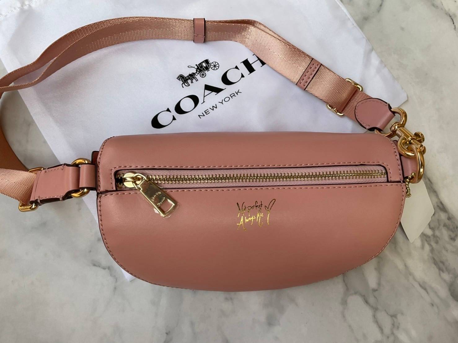 COACH SELENA BELT BAG WITH BUNNY (39315 Pink) / (39316 Black) กระเป๋าสะพาย/คาดอก/คาดเอว รุ่น Limited Edition น่ารักมาก💕 วัสดุหนังแท้ หนังนิ่มอยู่ทรง เปิด-ปิด ด้วยซิป ใส่ Iphone+ กระเป๋าสตางค์ใบสั้น ใส่ของจุกจิกได้ ด้านหลังมีอีก 1 ช่องซิป สายปรับระ