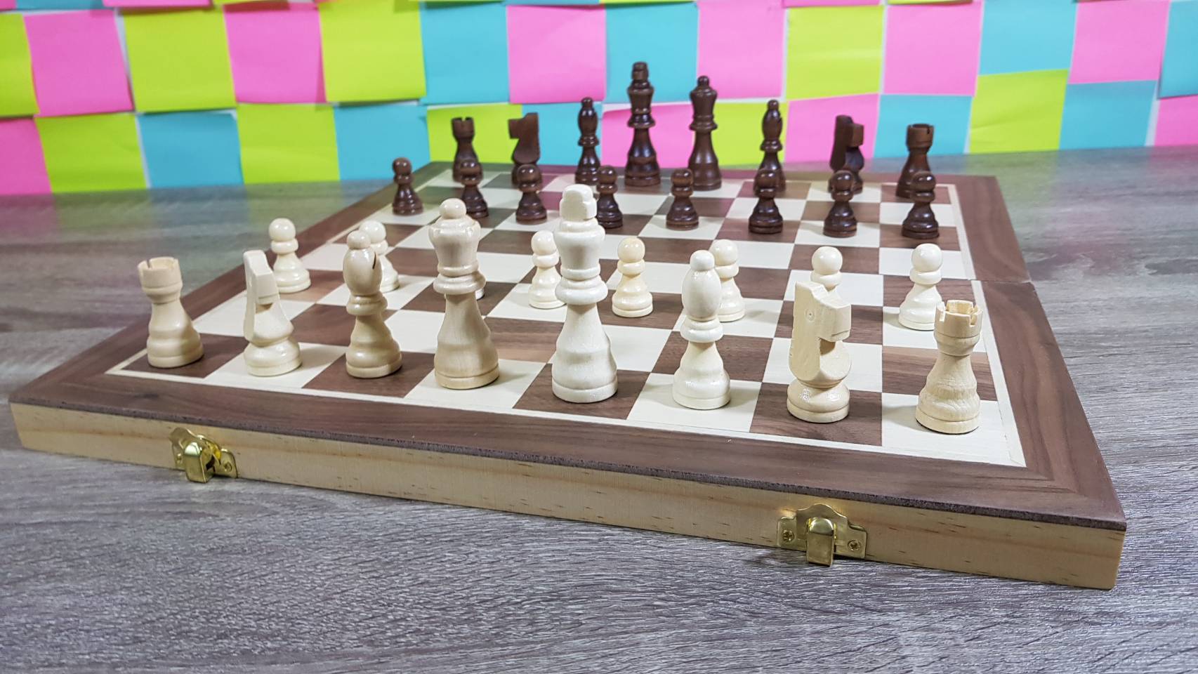 ชุดหมากรุกสากลแบบตัวไม้กระดานไม้และเป็นแม่เหล็กมีช่องเก็บหมากอย่างดี (ขนาดกระดาน39x39cm.)