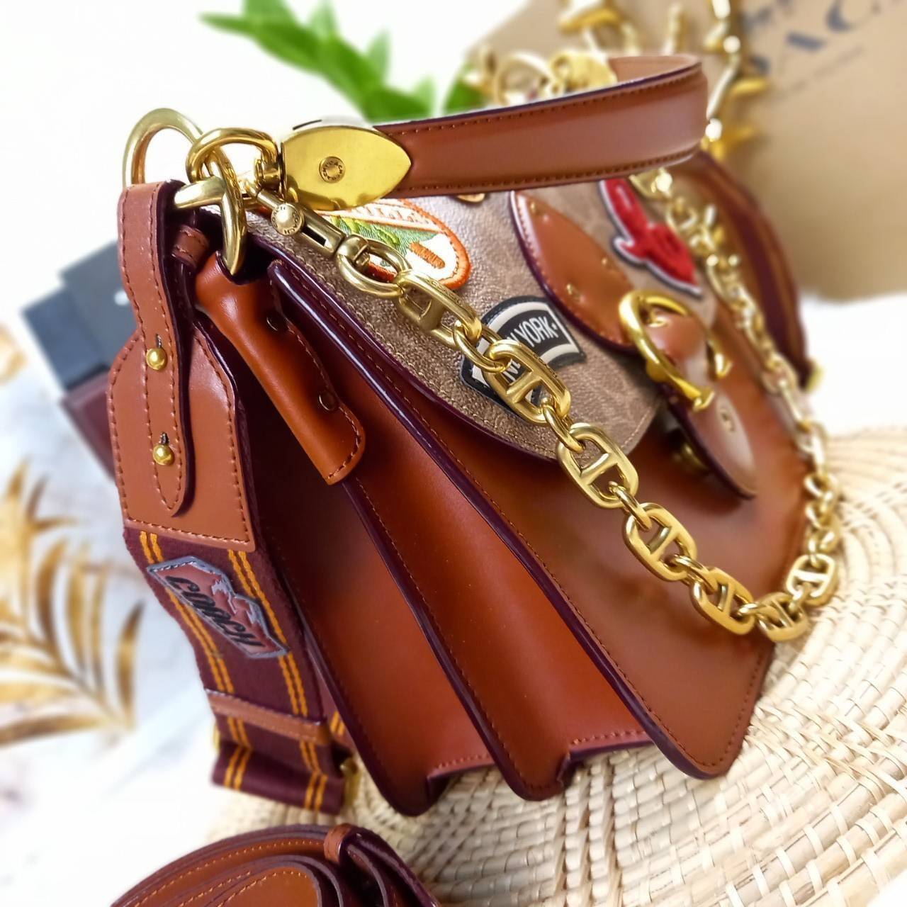 OUTLET 】COACH BEAT SHOULDER BAG IN SIGNATURE CANVAS WITH PATCHES (C6837) ไหวมั้ยเนี้ย!! สวยฟาดอีกแล้วนะยูวว 🤩🌺คอลเลคชั่นใหม่สุดปัง อลังเวอร์!//กระเป๋าถือ สะพายไหล่ลาย SIGNATURE ตกแต่งความเก๋ด้วยแผ่นแปะลวดลายที่มีเฉพาะจาก COACH คอลเลคชั่นนี