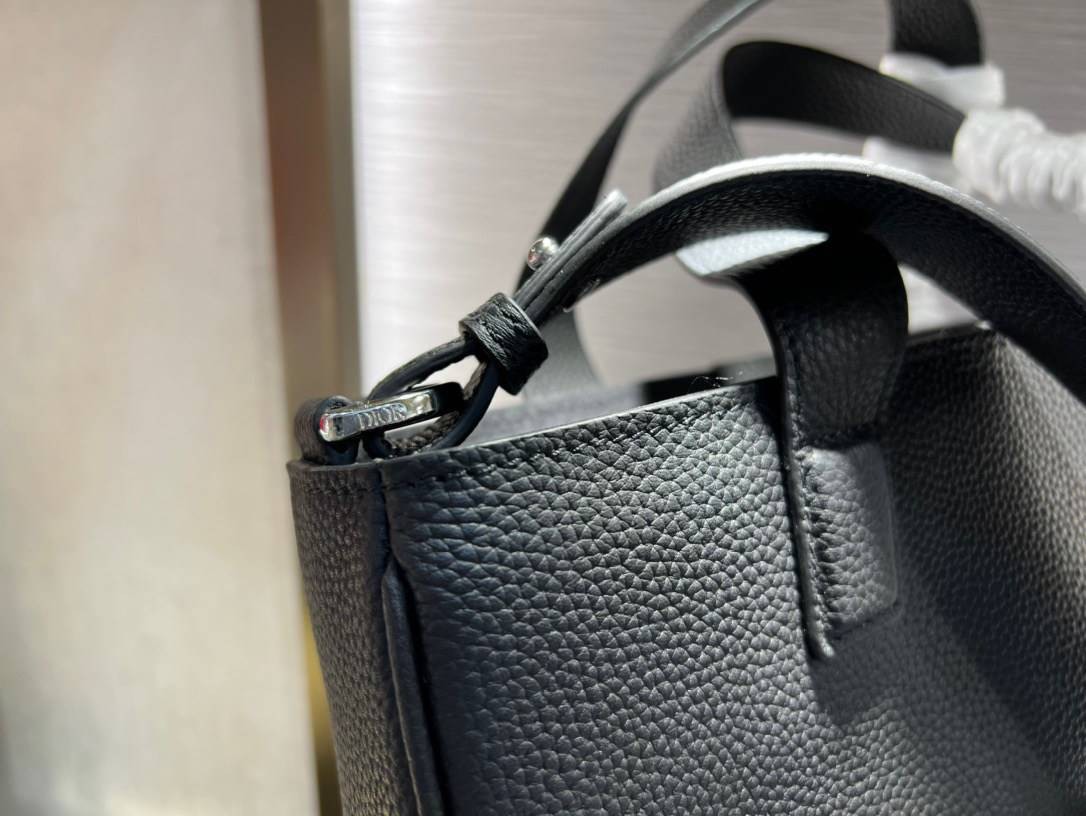 หนังแท้ CHRISTIAN DIOR SADDLE TOTE BAG WITH SHOULDER STRAP Black Grained Calfskin พร้อมส่งที่ไทย เกรดออริจินอลหนังแท้ทั้งใบ ภาพสินค้าถ่ายจากงานขายจริง ใช้งานต่างประเทศได้