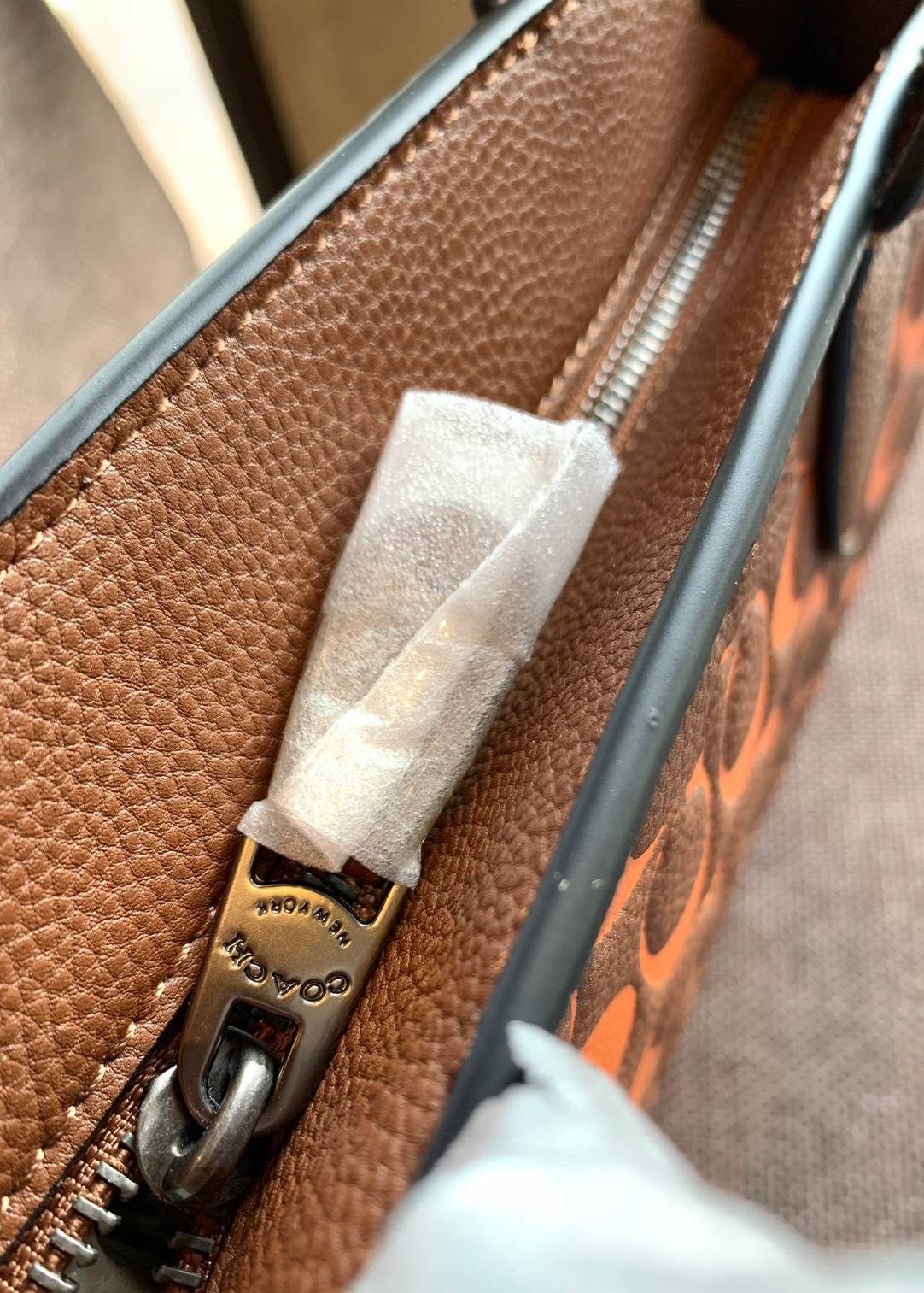 COACH COLORFUL GOTHAM TOTE SIGNATURE ((CA814)) รุ่นนี้ใช้ได้ทั้งผู้ชายและผู้หญิง ขนาดกลางๆกำลังสวยเลยค่ะ ใหม่ล่าสุด ก่อนใคร! กับกระเป๋าที่รังสรรค์สีออกมาได้สดใส เรียกได้ว่าจัดเต็มในเรื่องสีมีเดียวค่ะ หนังแท้ ลายหนังสวย บวกกับโลโก้แบรนด์ทั้งใบที่ลงลายสีได้